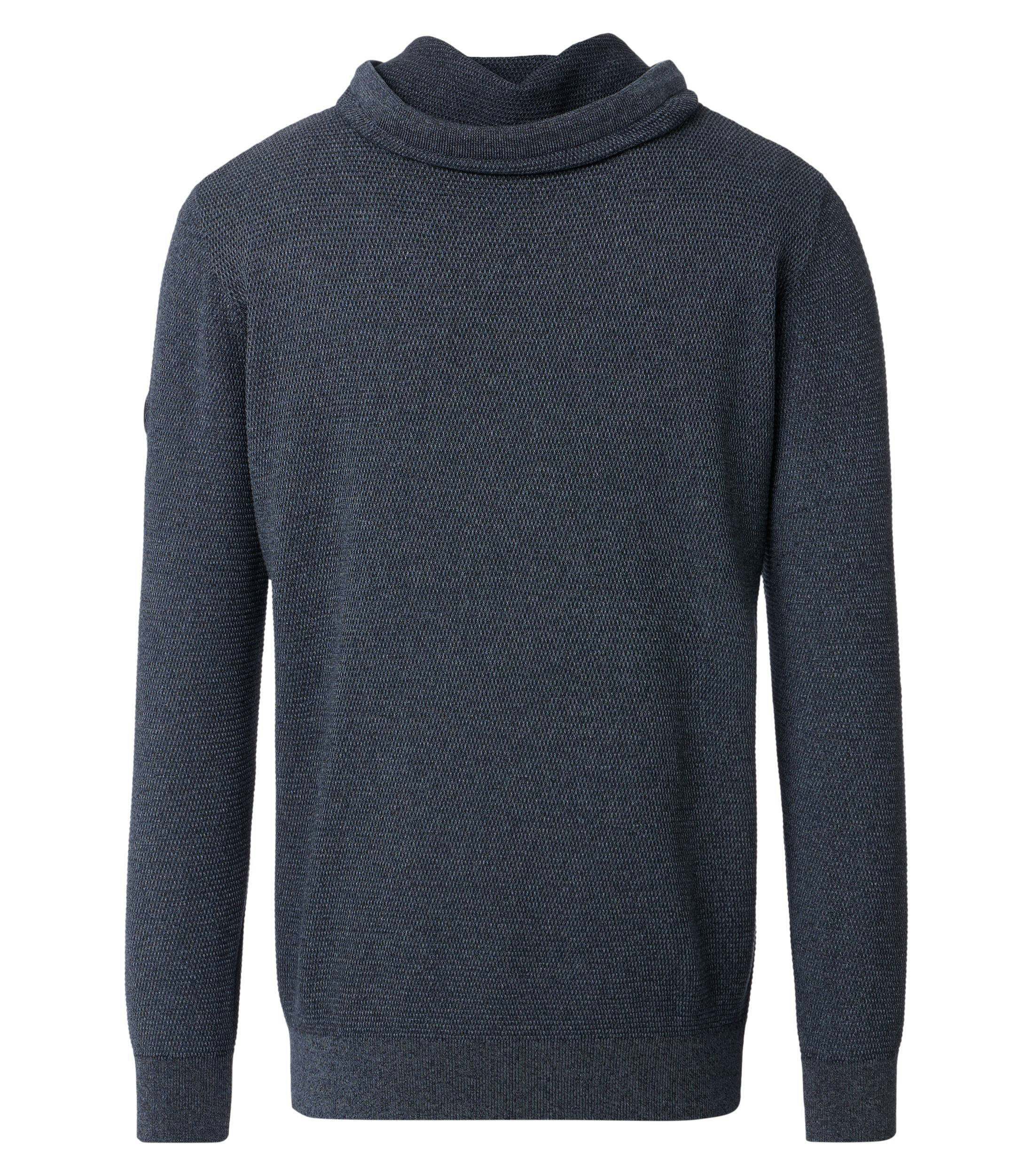 Das Model trägt ein Pullover im uni Muster in der Farbe Dunkelblau