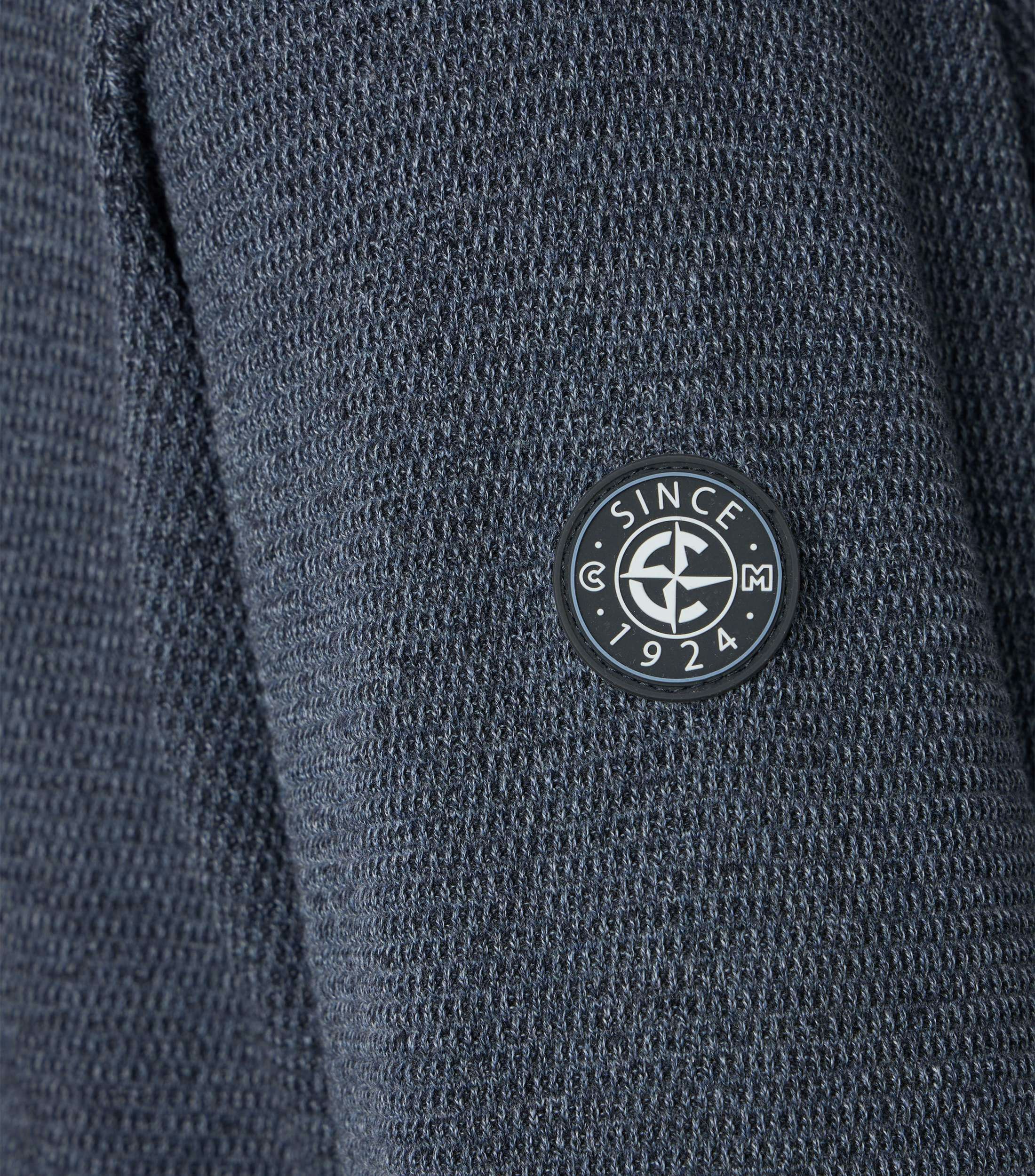 Das Model trägt ein Pullover im uni Muster in der Farbe Dunkelblau