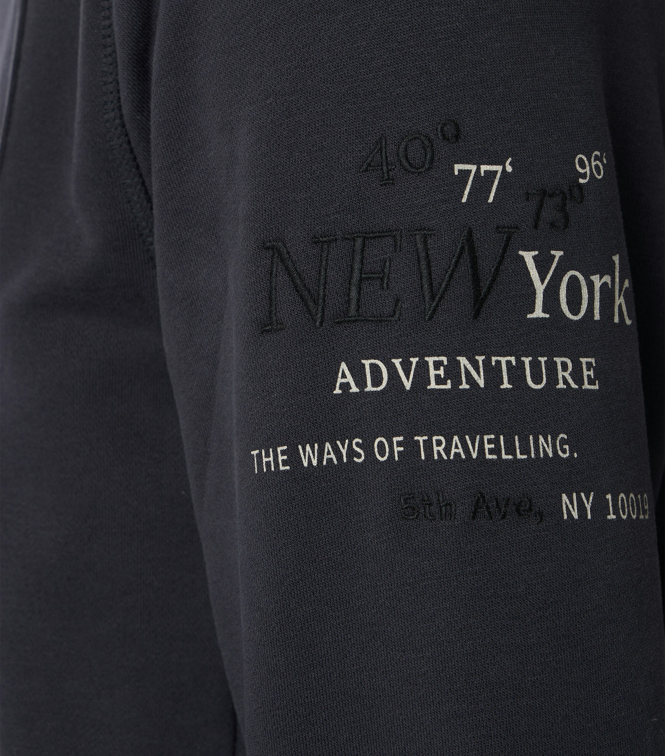 Ein Sweatjacke im uni Muster in der Farbe Blau