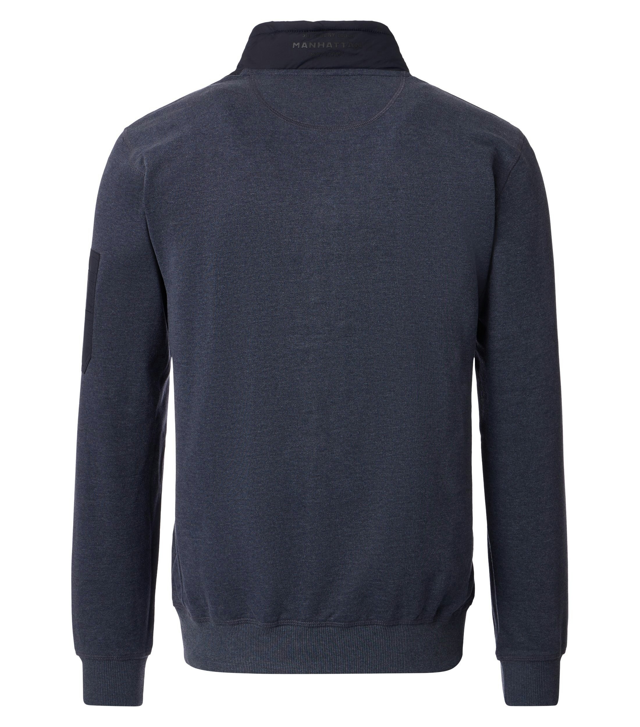 Das Model trägt eine Sweatjacke im uni Muster in der Farbe Blau