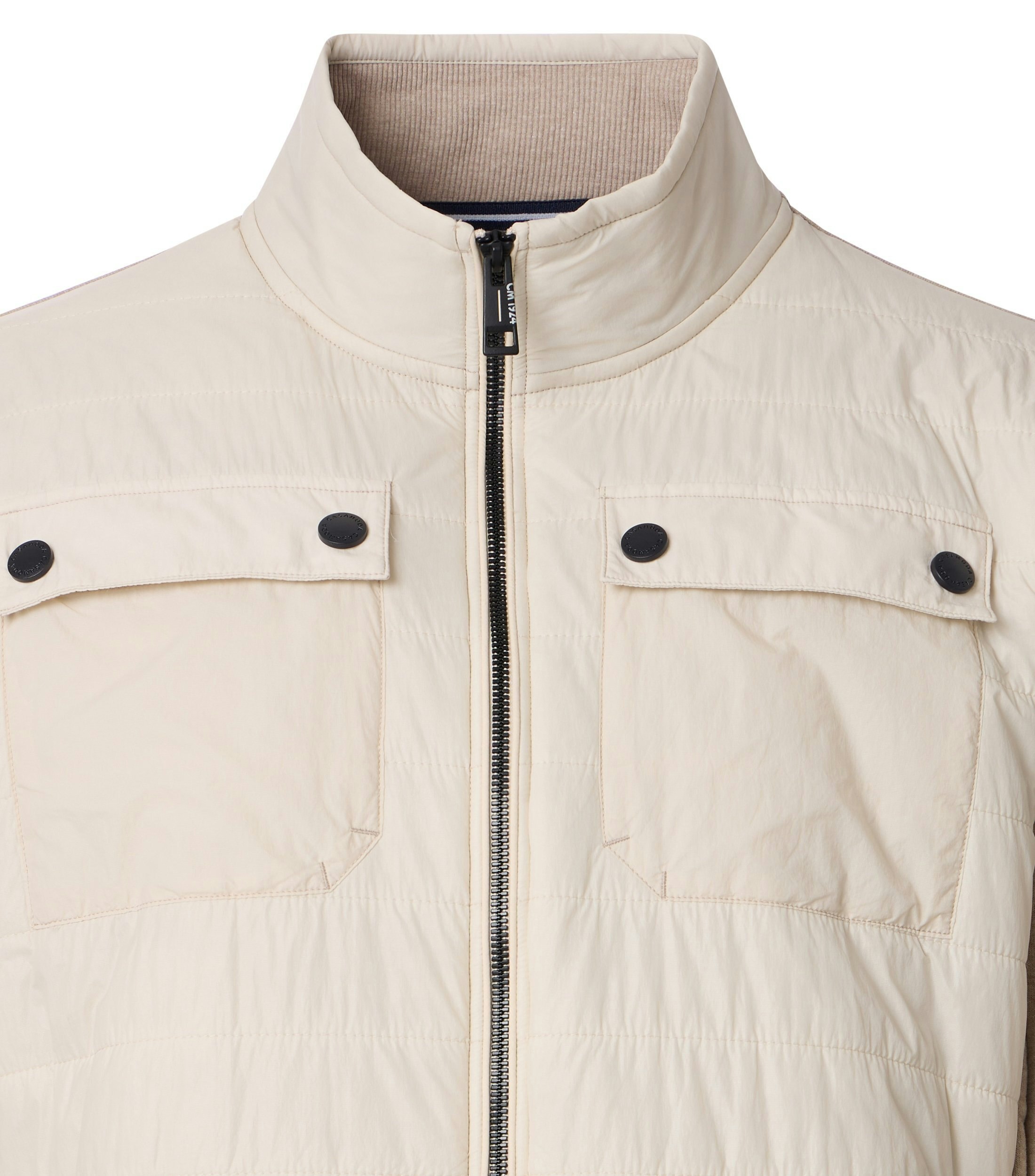 Das Model trägt eine Sweatjacke im uni Muster in der Farbe Beige