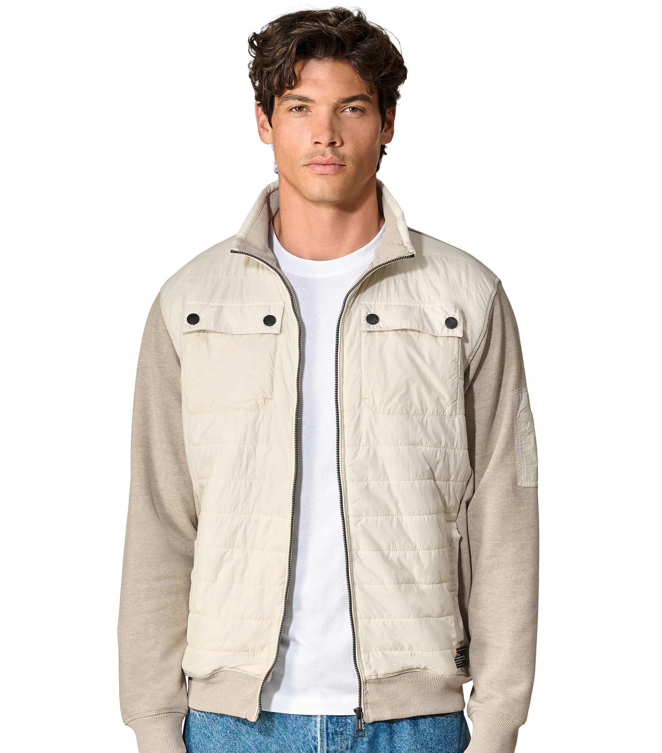 Das Model trägt eine Sweatjacke im uni Muster in der Farbe Beige