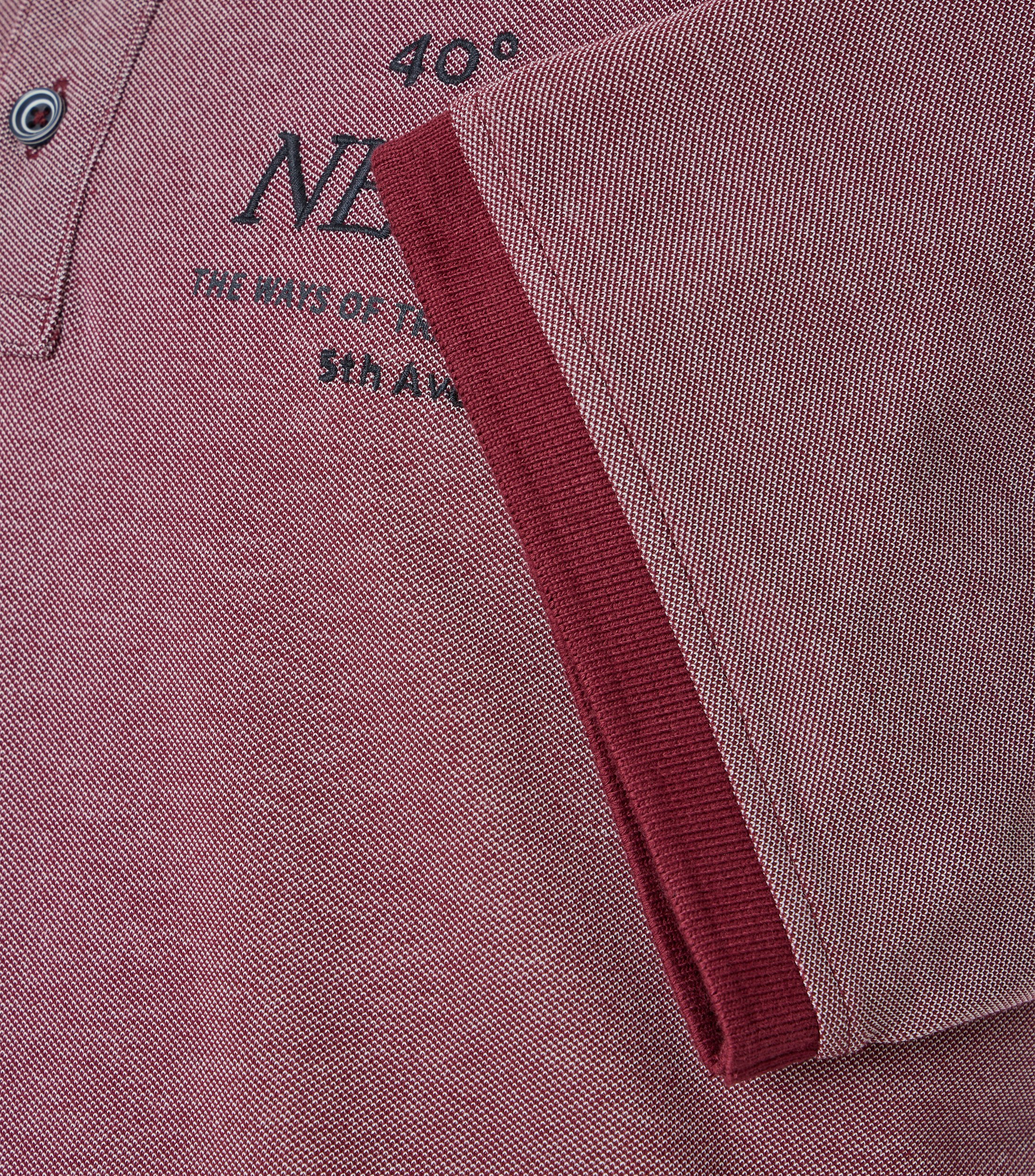 Ein Polo-Shirt im uni Muster in der Farbe Rot