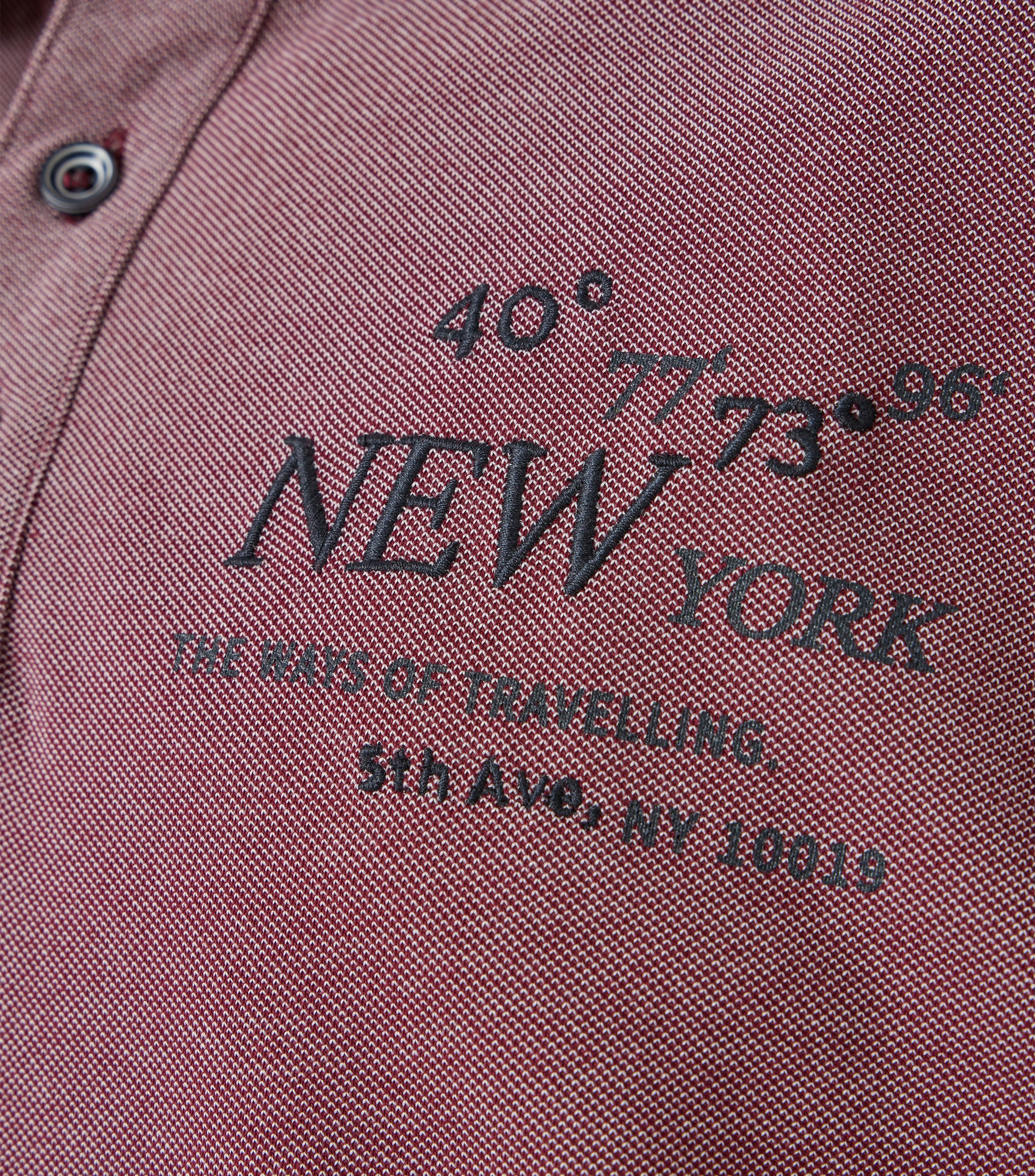 Ein Polo-Shirt im uni Muster in der Farbe Rot