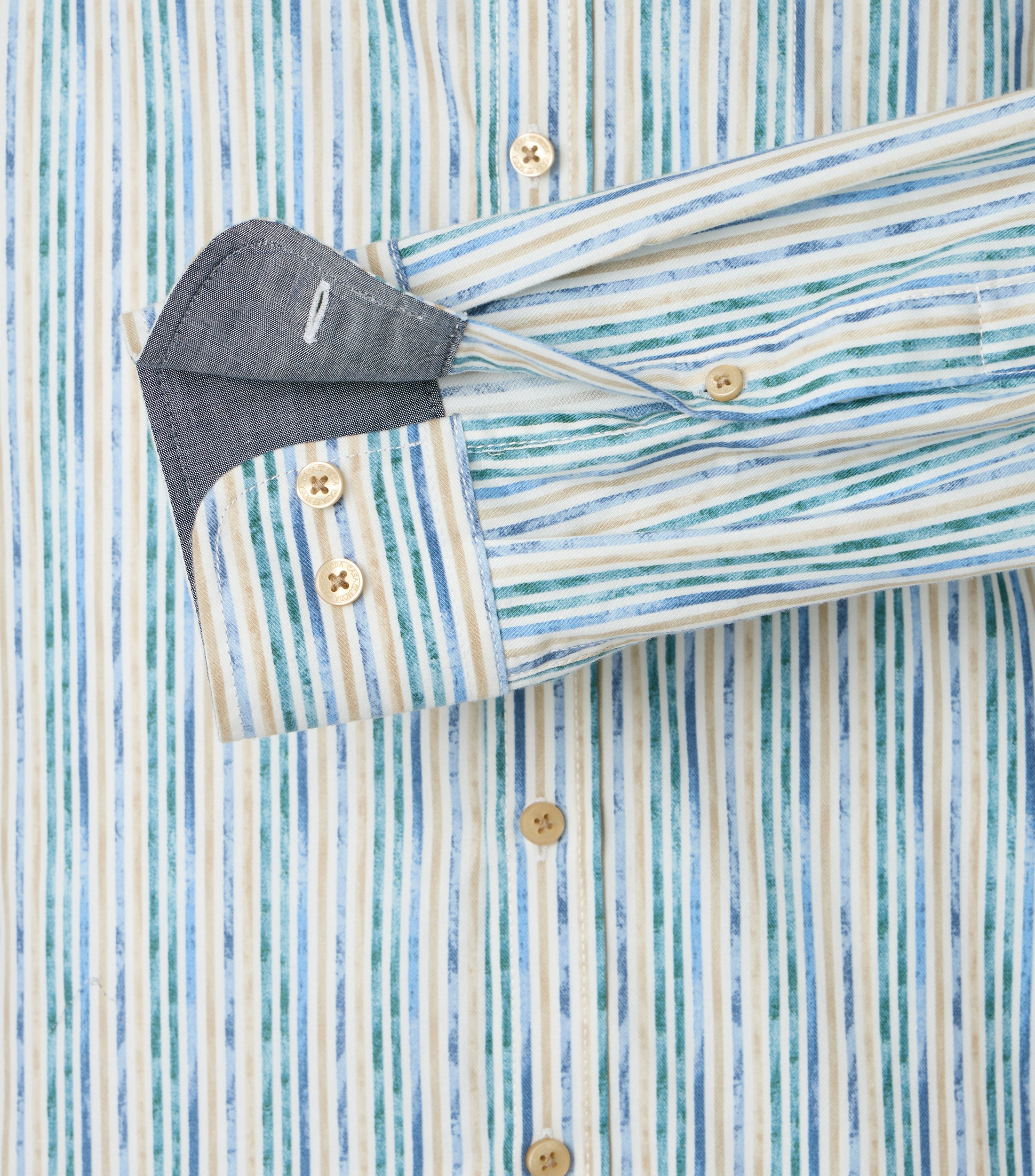 Ein Freizeithemd im gestreift Muster in der Farbe Helltürkis