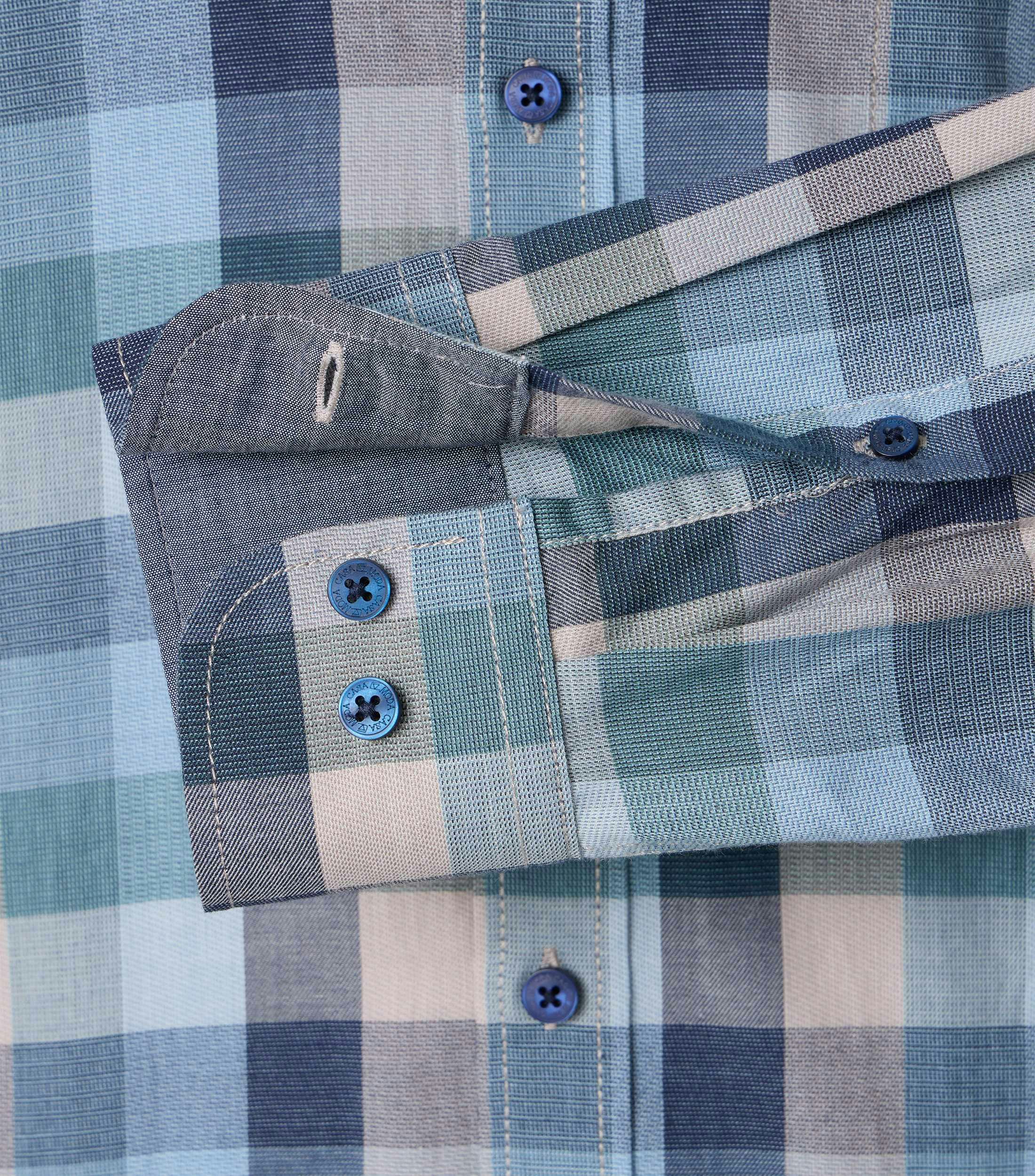Ein Freizeithemd im kariert Muster in der Farbe dunkles Türkis
