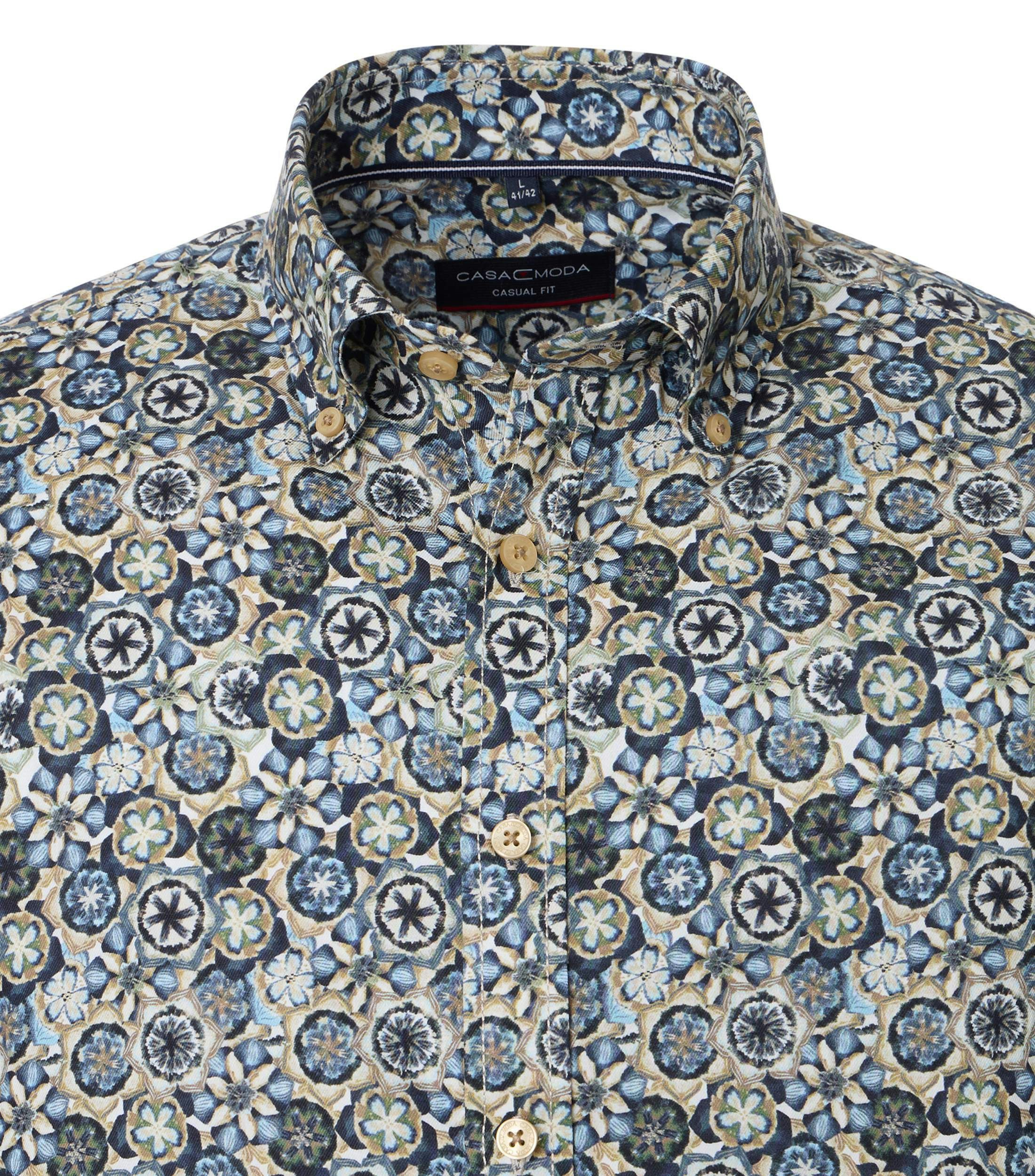 Das Model trägt ein Freizeithemd im Print Muster in der Farbe Grünblau