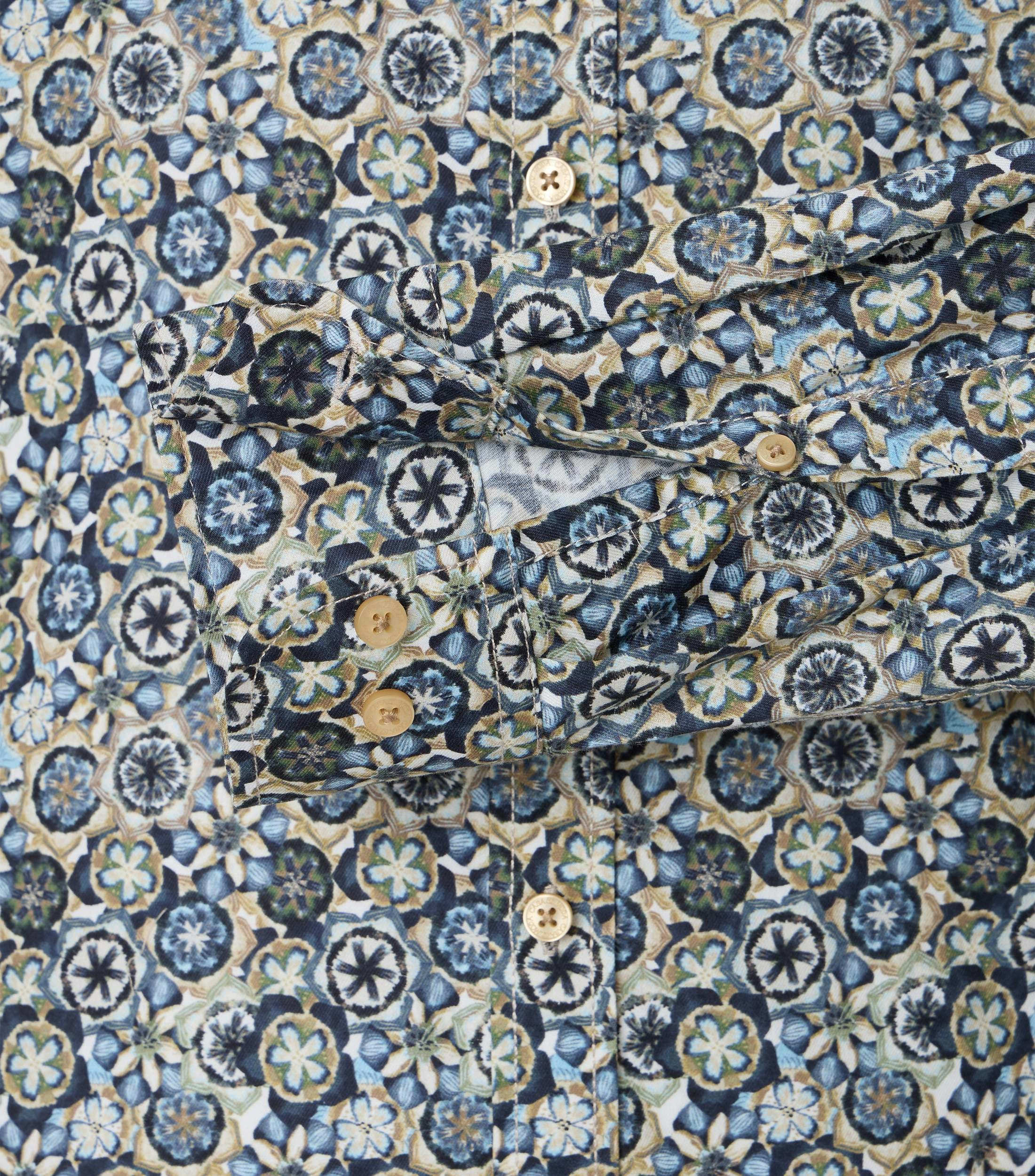 Das Model trägt ein Freizeithemd im Print Muster in der Farbe Grünblau