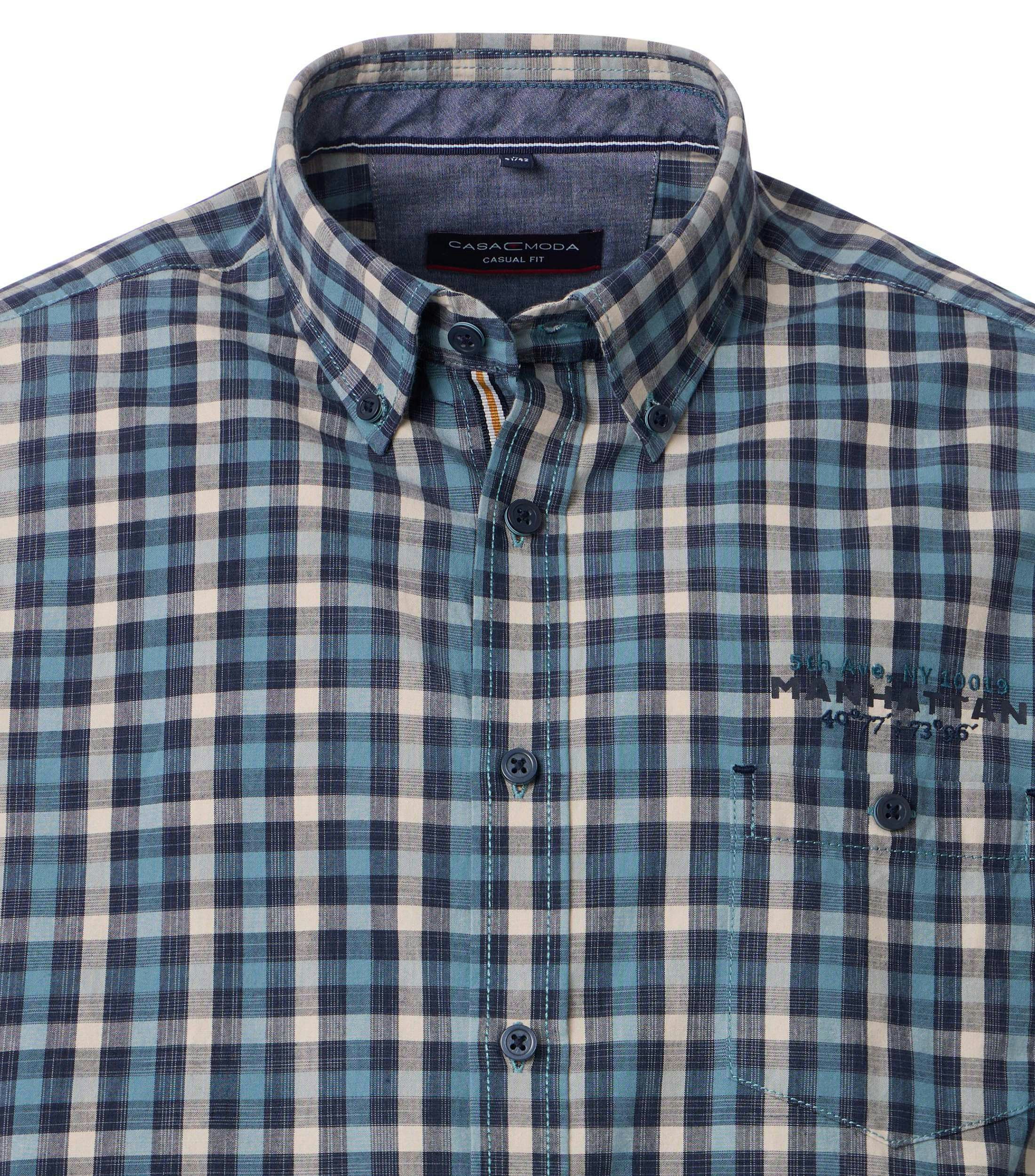 Ein Freizeithemd im kariert Muster in der Farbe Dunkelblau