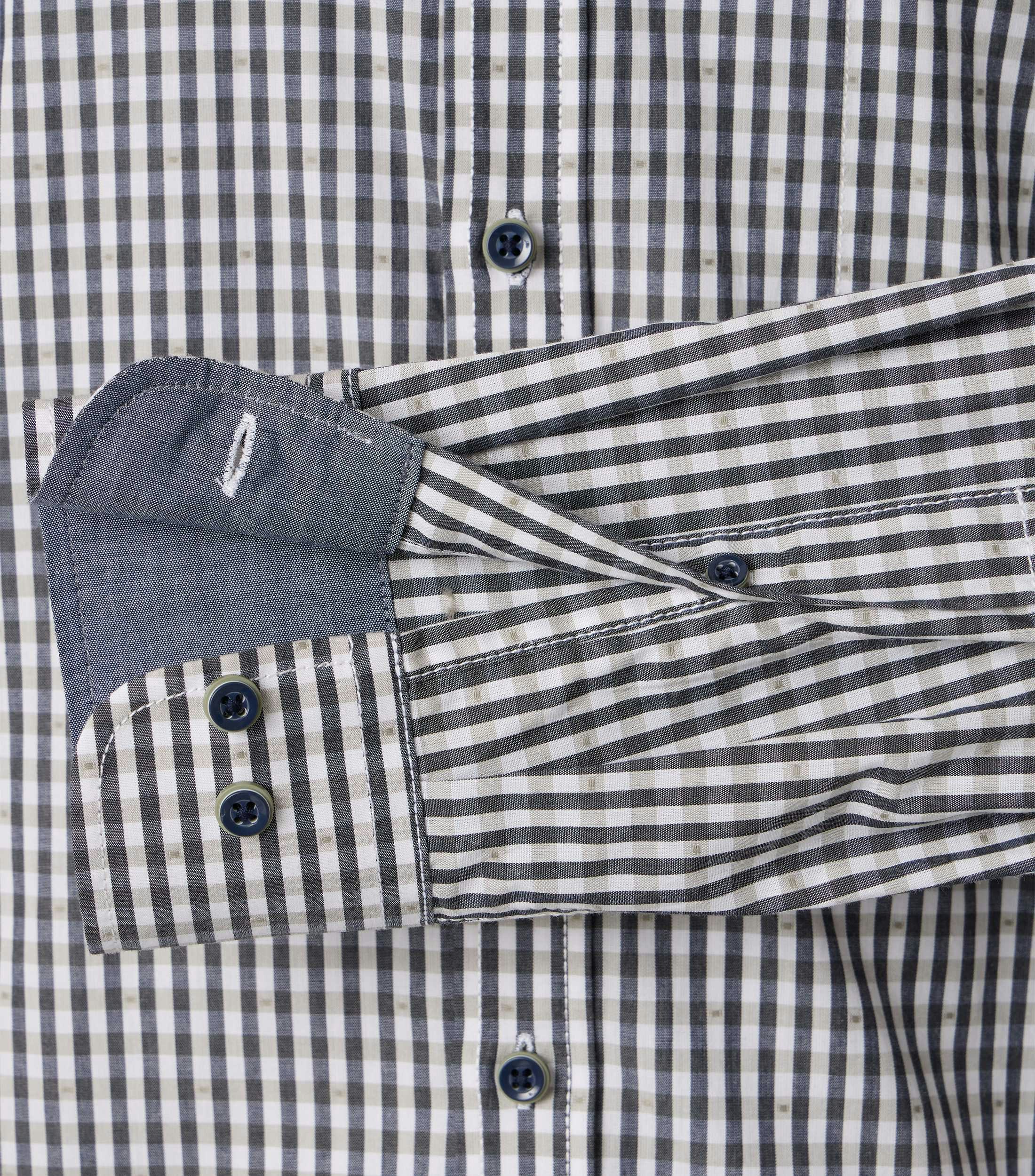 Ein Freizeithemd im kariert Muster in der Farbe Grau