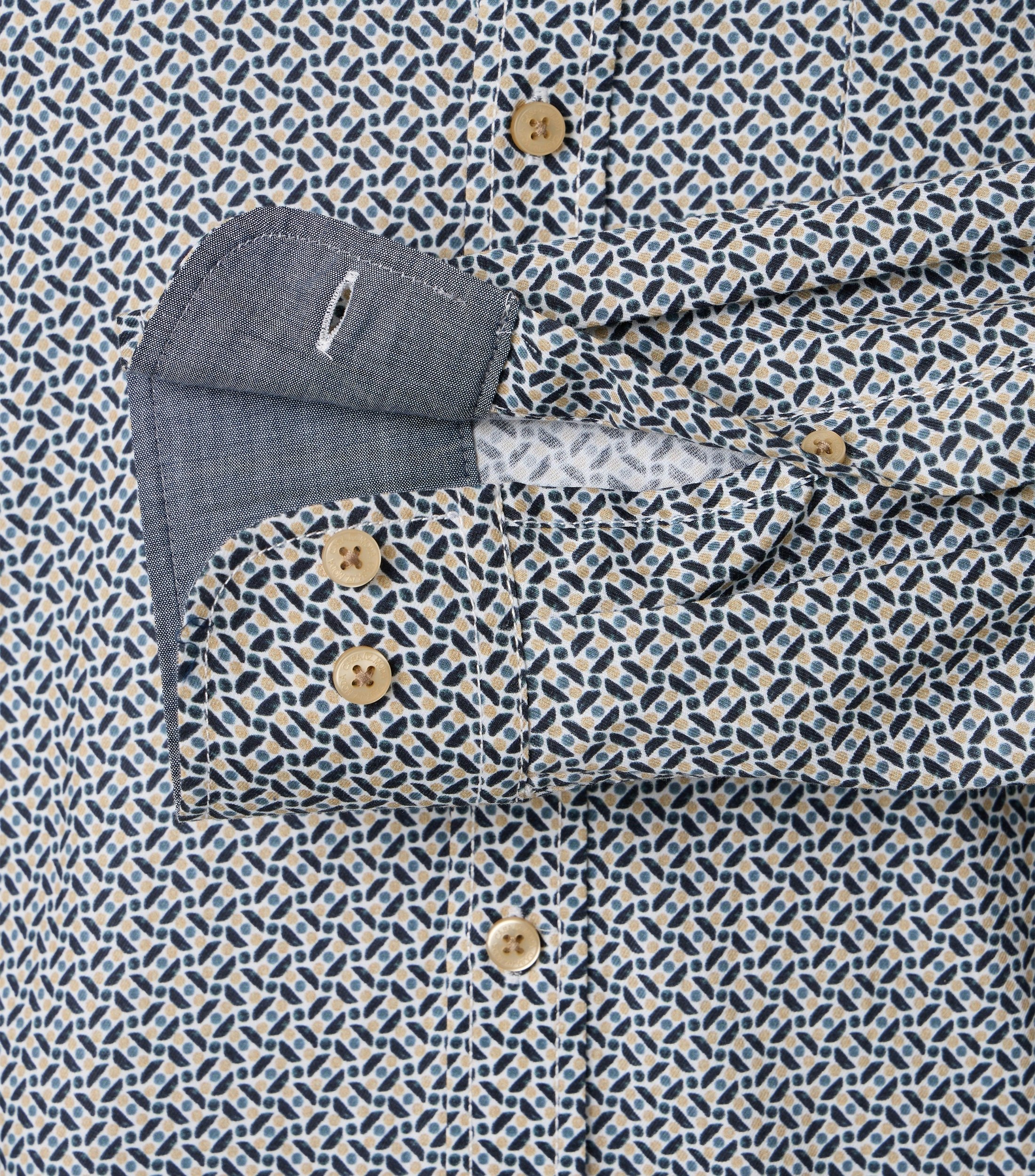Ein Freizeithemd im Print Muster in der Farbe Blau