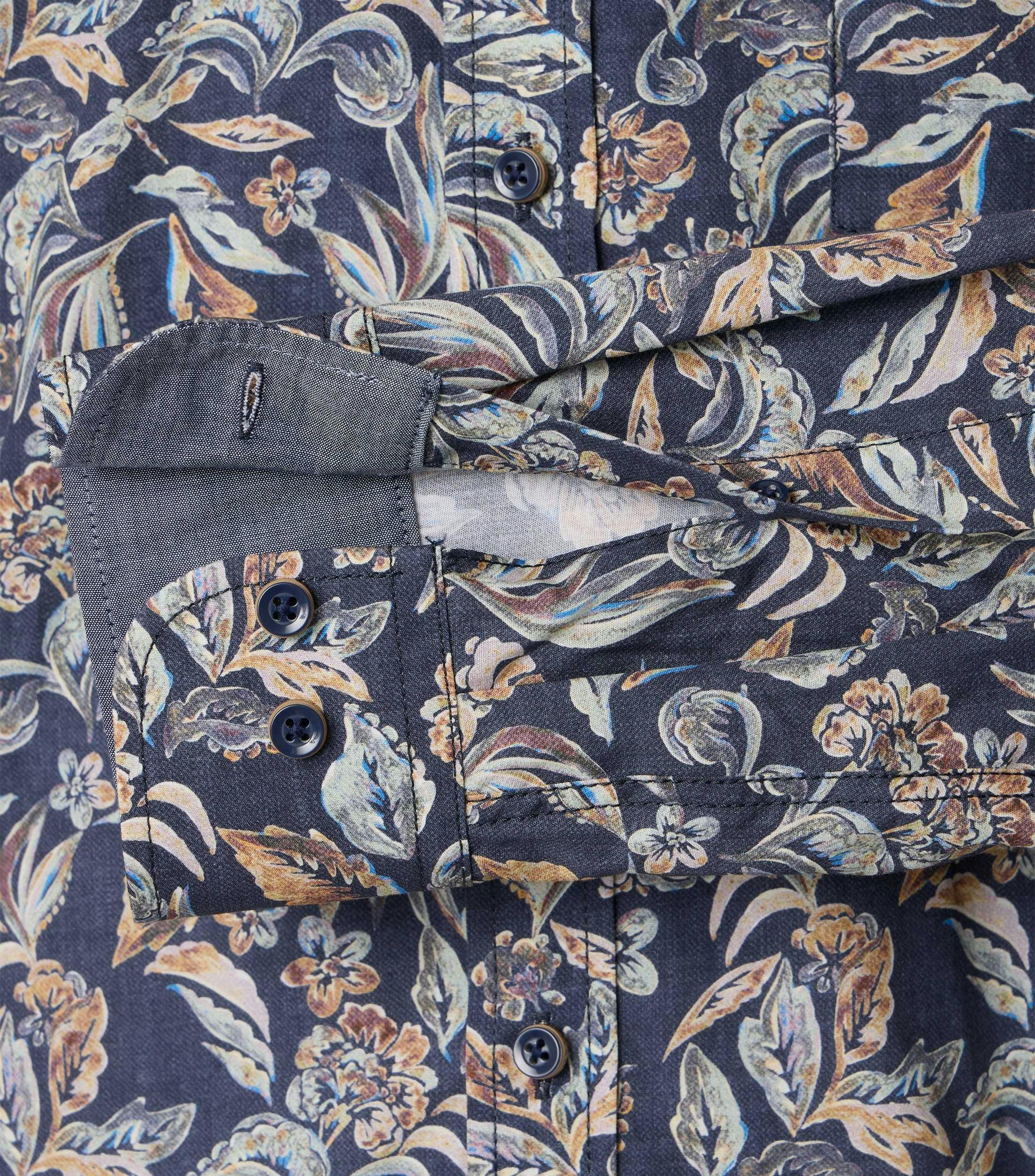 Ein Freizeithemd im Print Muster in der Farbe Dunkelblau