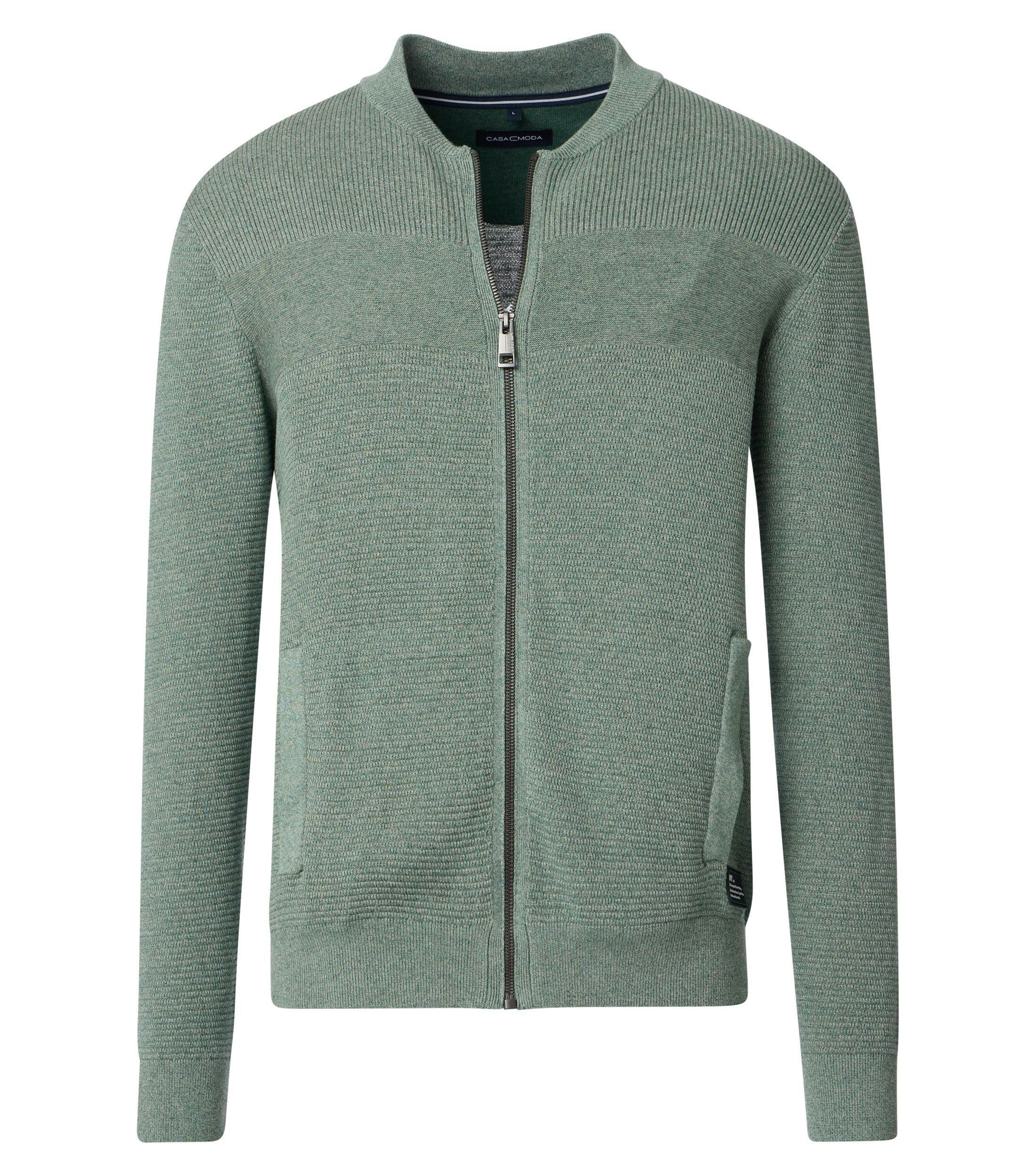 Das Model trägt eine Strickjacke im uni Muster in der Farbe Mint