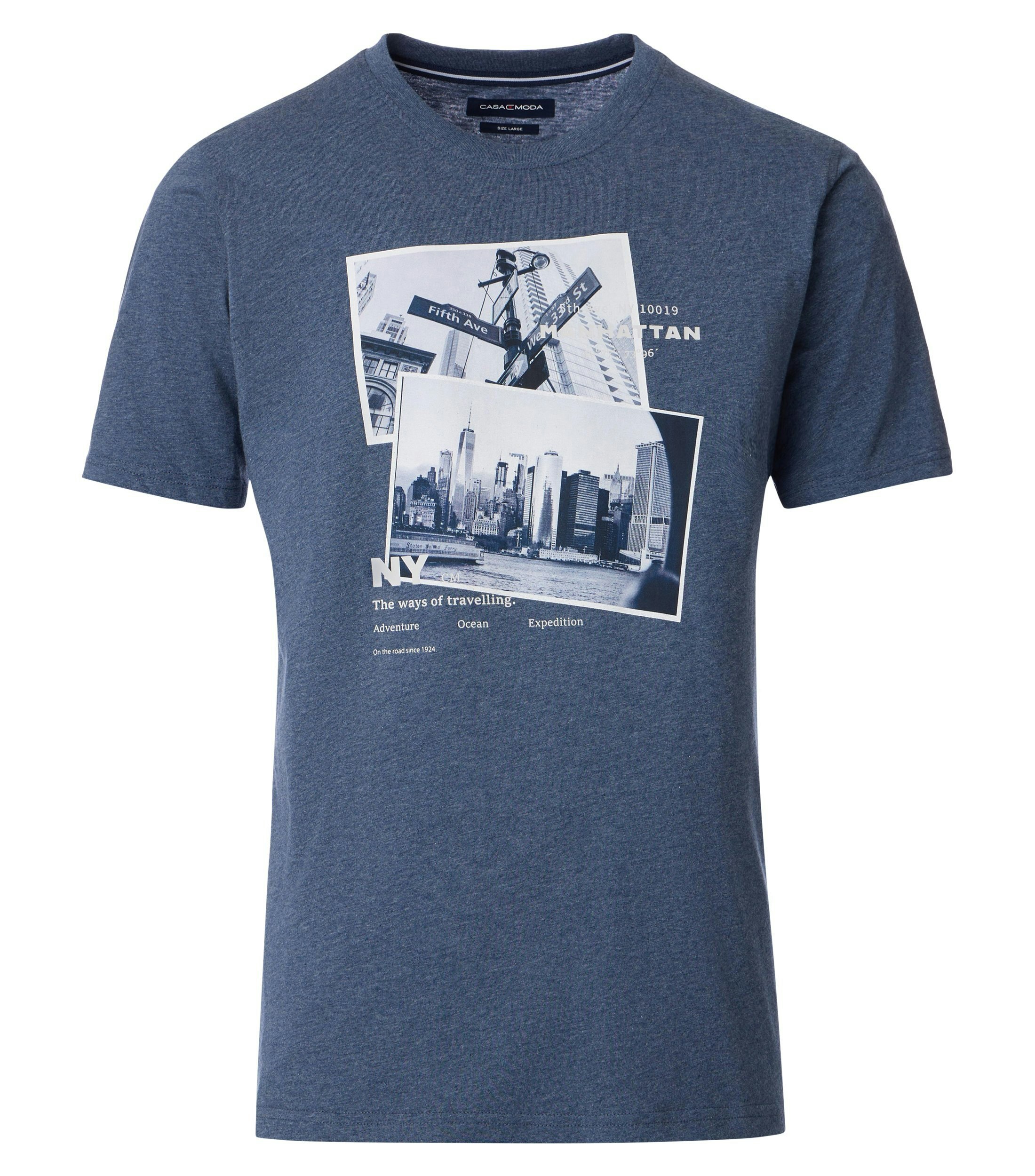 Das Model trägt ein TShirt im uni Muster in der Farbe Mittelblau