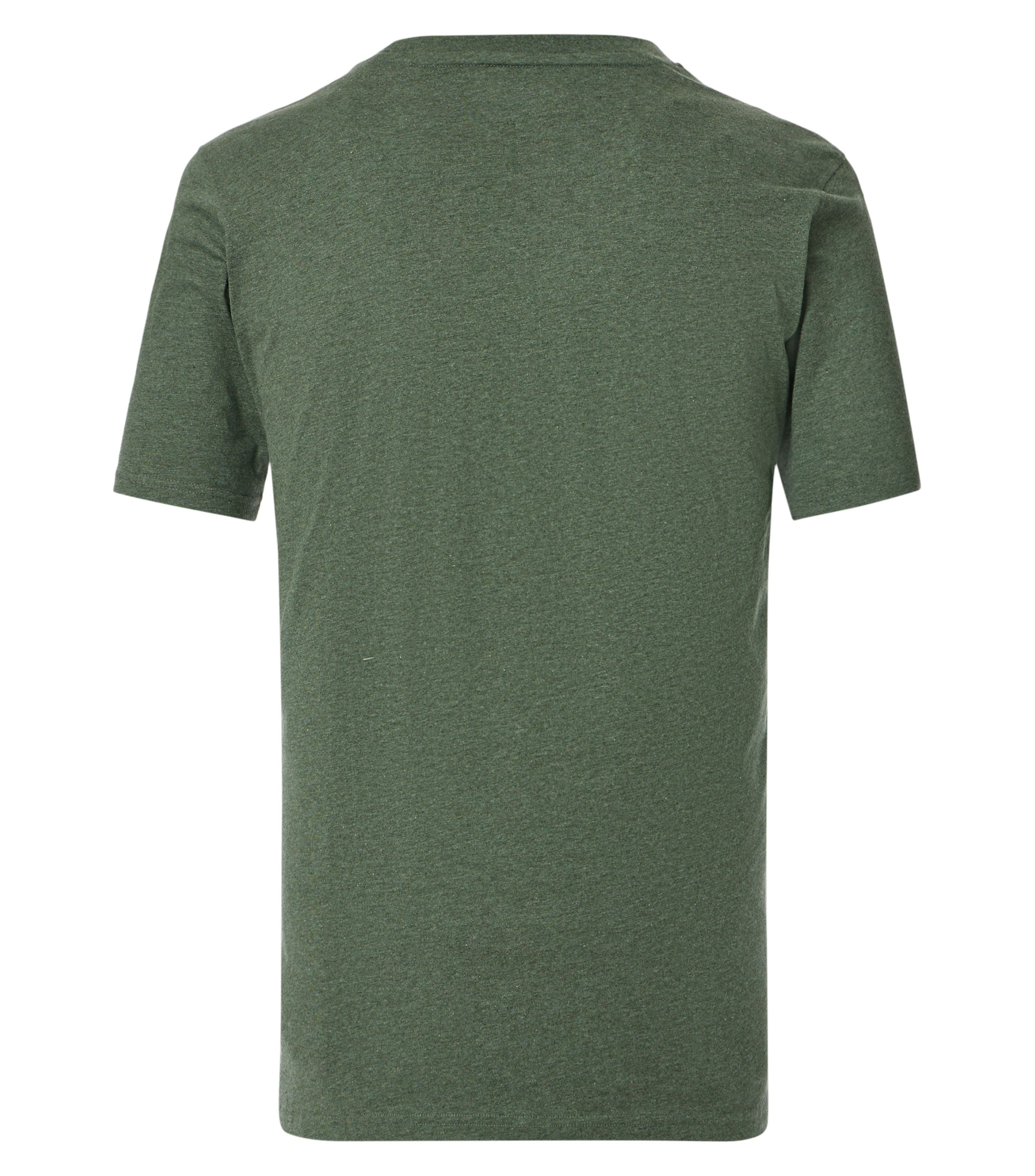 Das Model trägt ein TShirt im uni Muster in der Farbe Grün