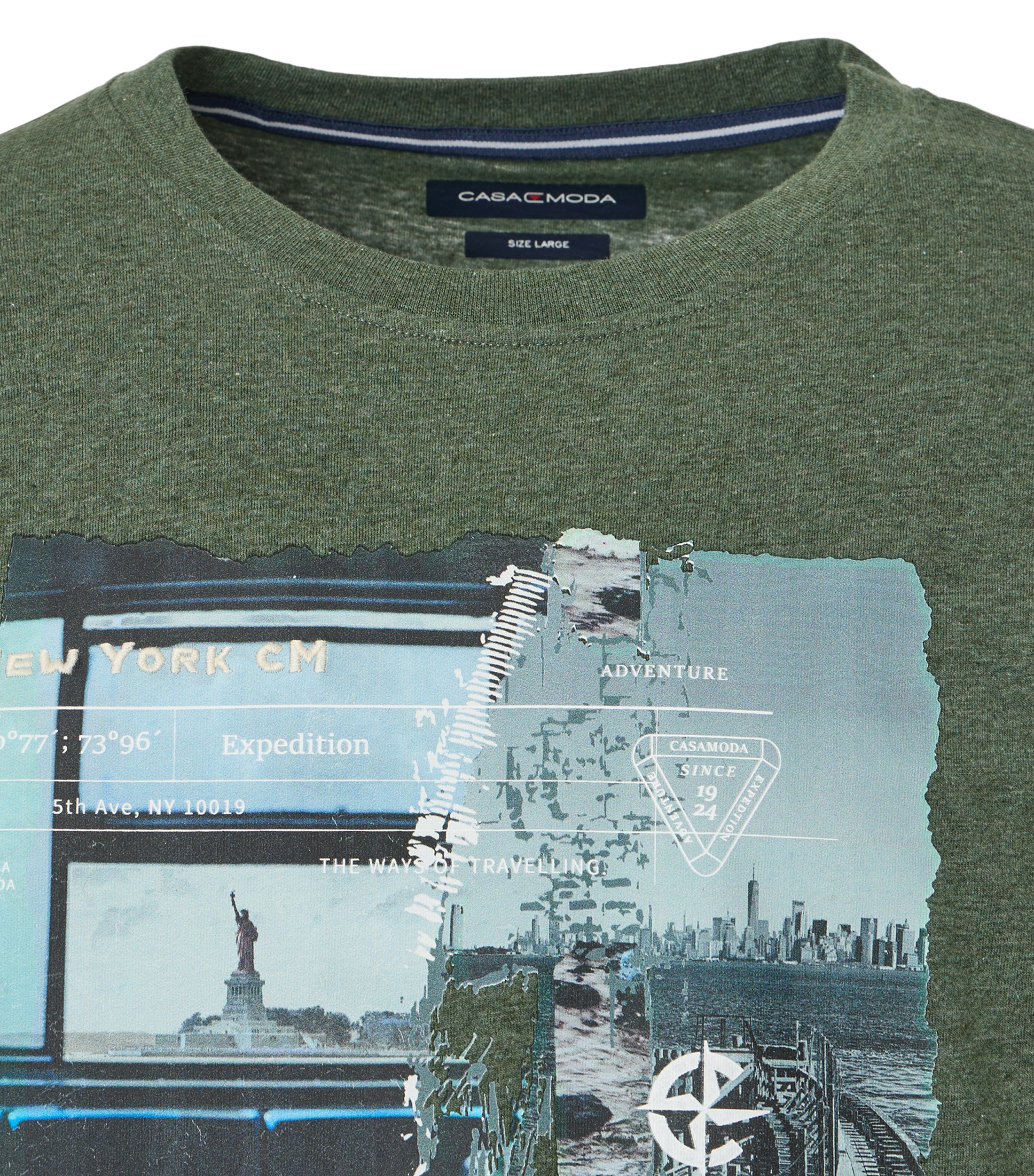 Das Model trägt ein TShirt im uni Muster in der Farbe Grün