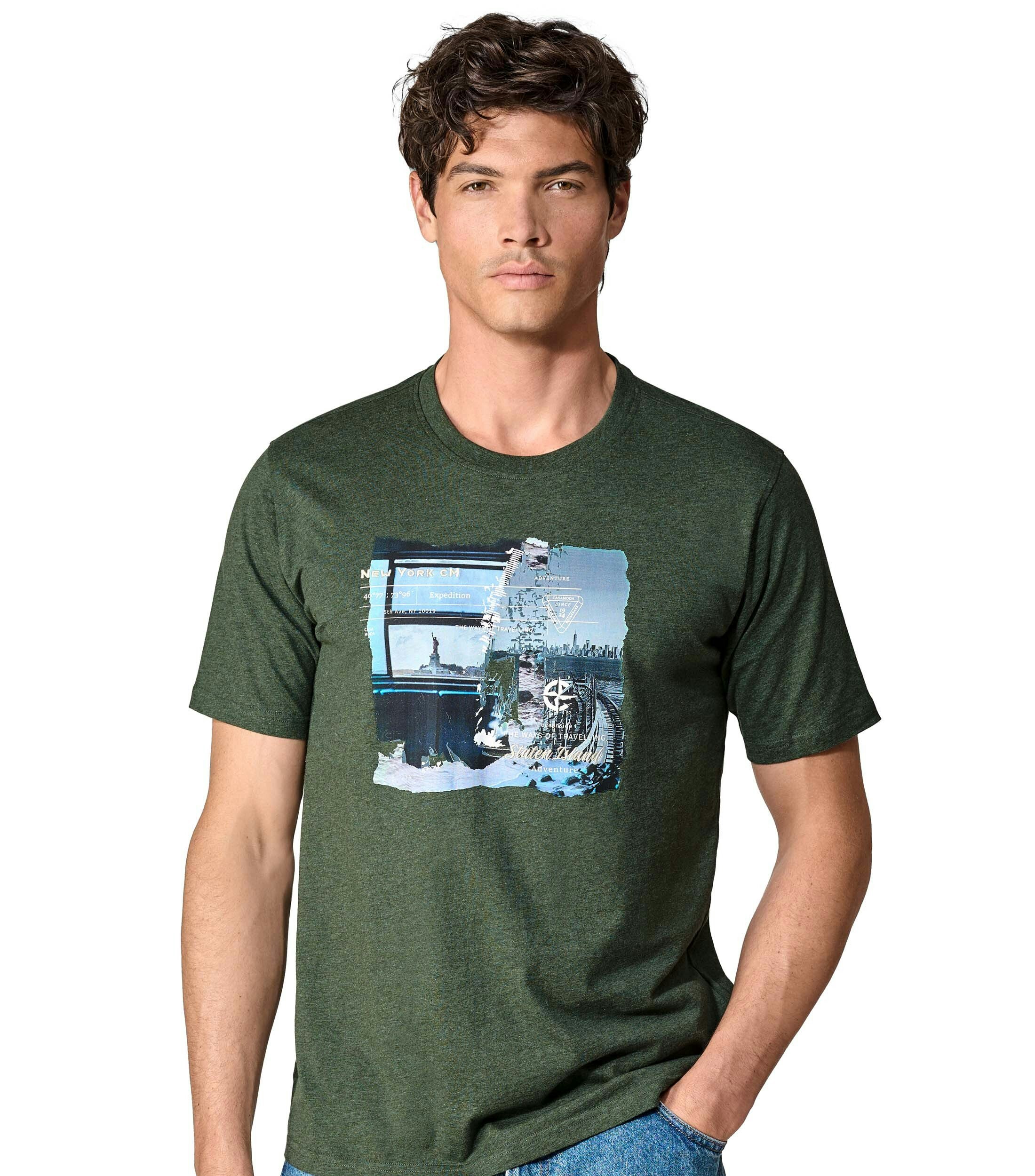 Das Model trägt ein TShirt im uni Muster in der Farbe Grün