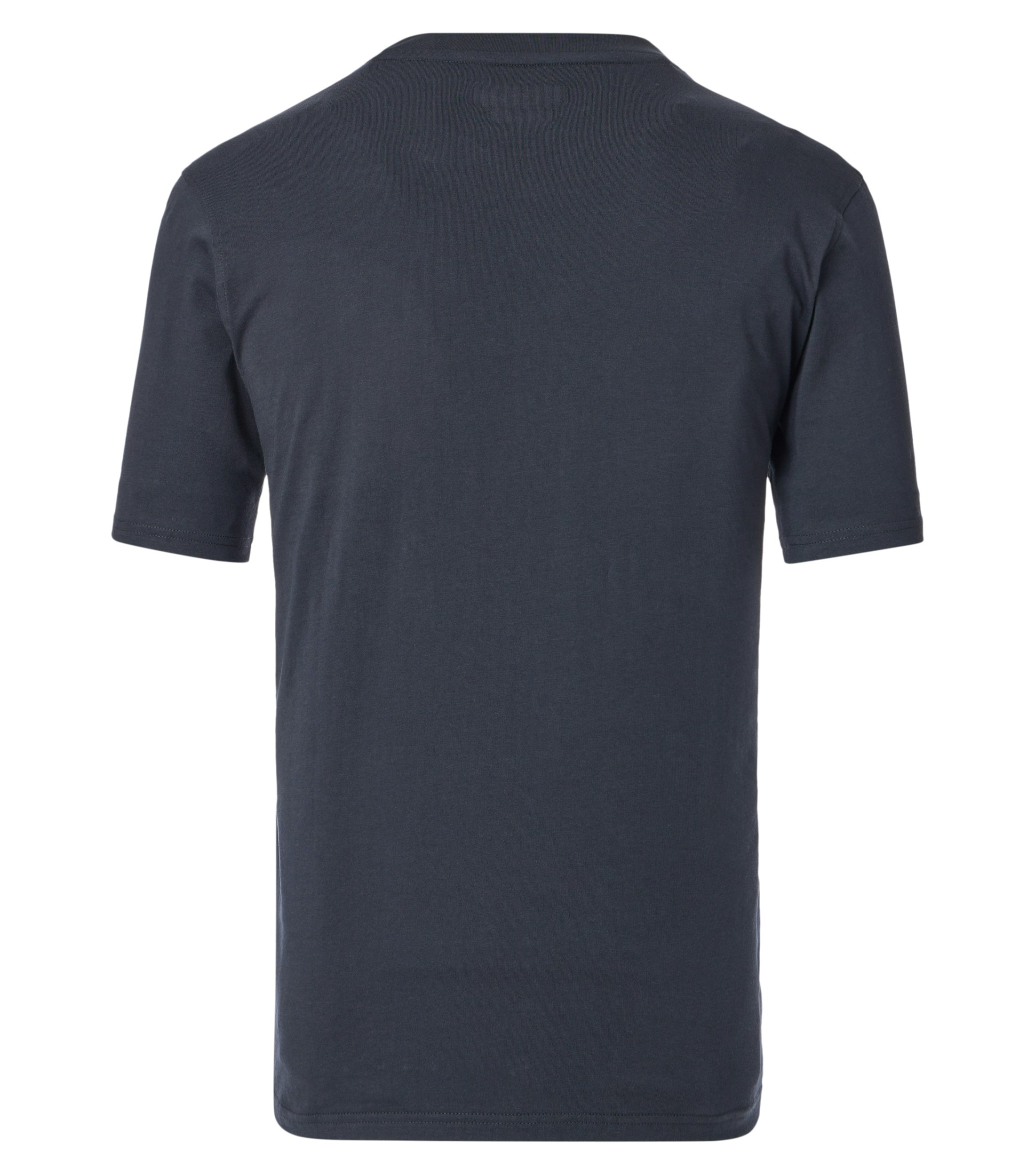 Das Model trägt ein TShirt im uni Muster in der Farbe Dunkelblau