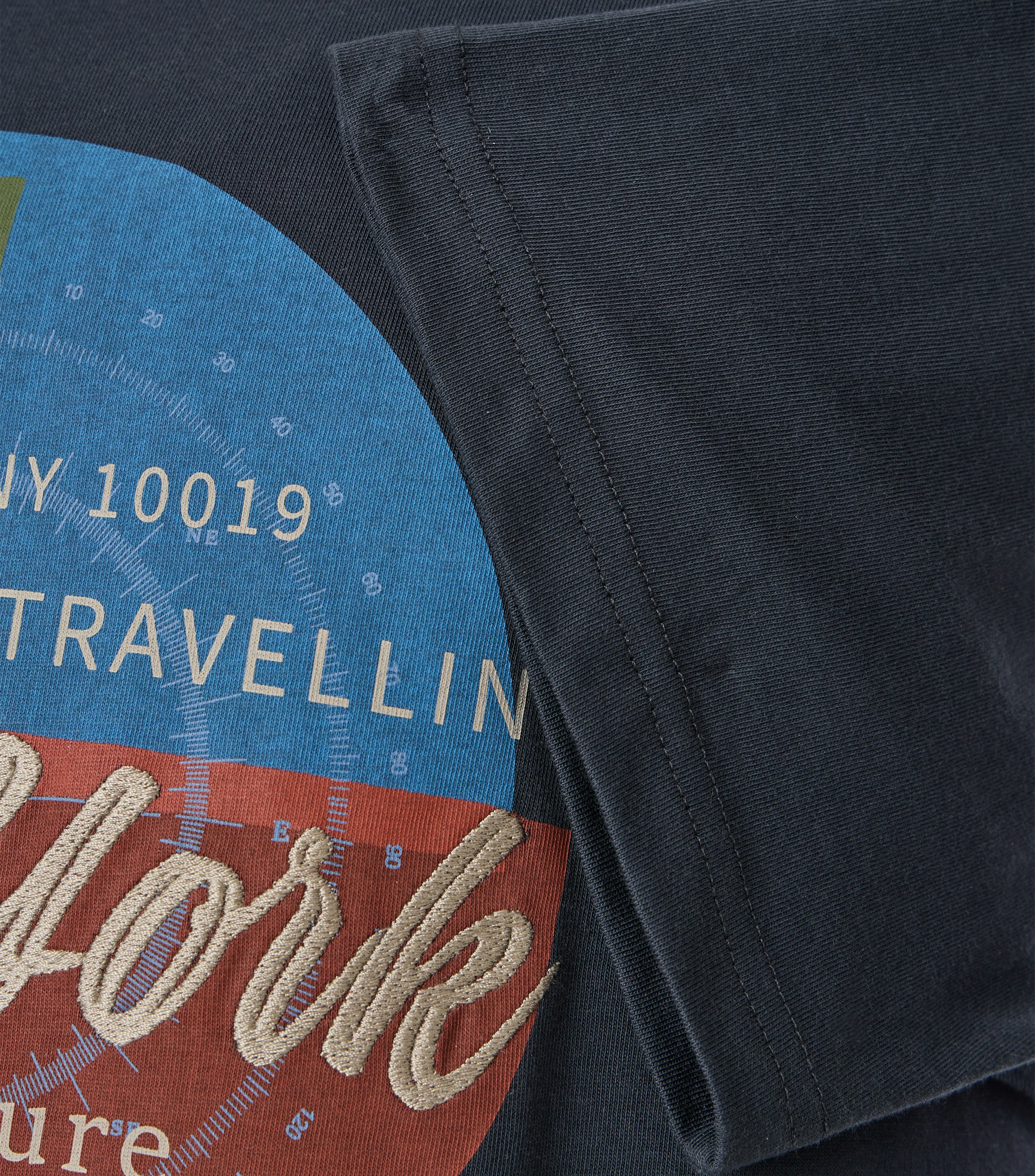 Das Model trägt ein TShirt im uni Muster in der Farbe Dunkelblau