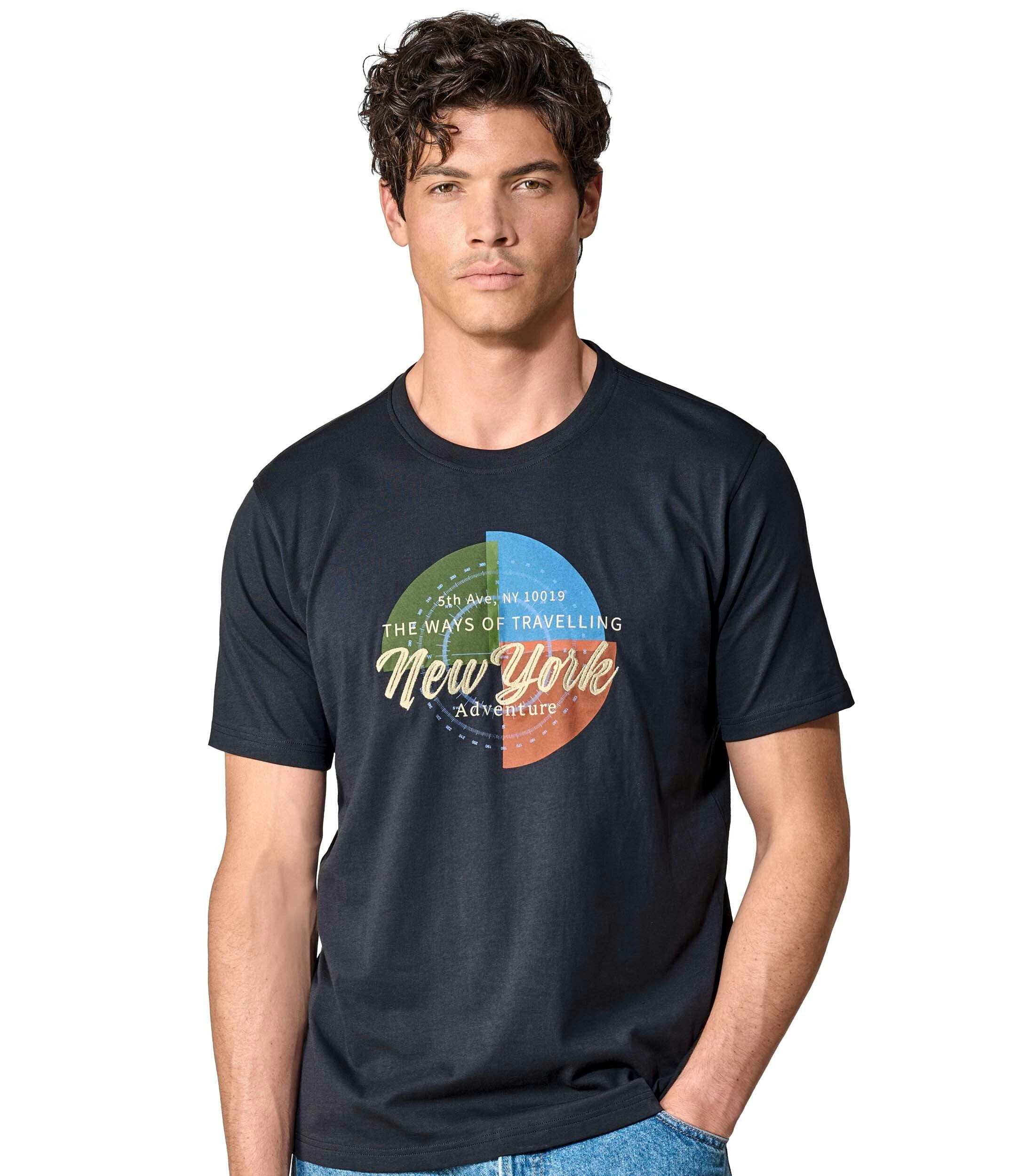 Das Model trägt ein TShirt im uni Muster in der Farbe Dunkelblau