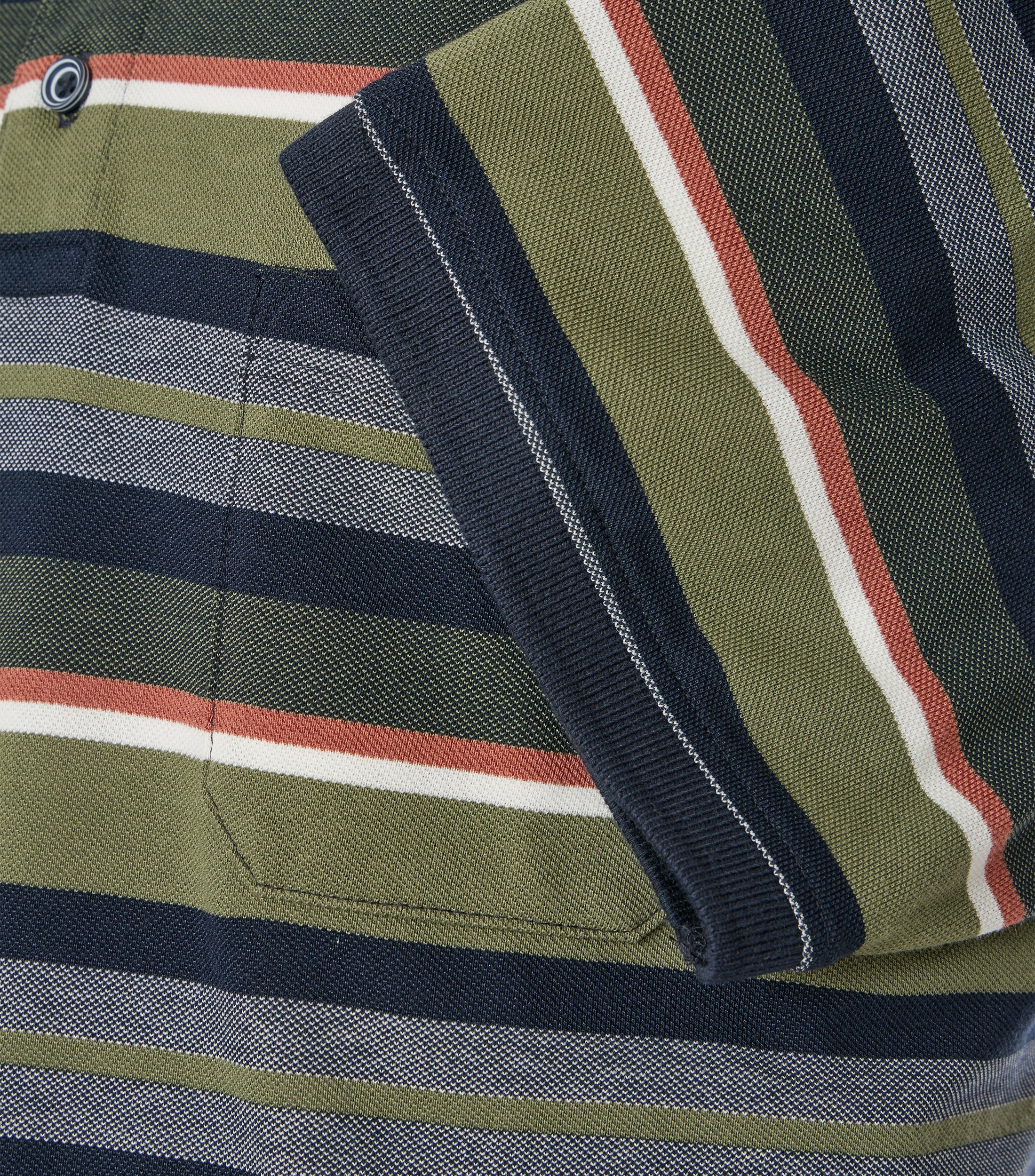 Ein Polo-Shirt im gestreift Muster in der Farbe Olive