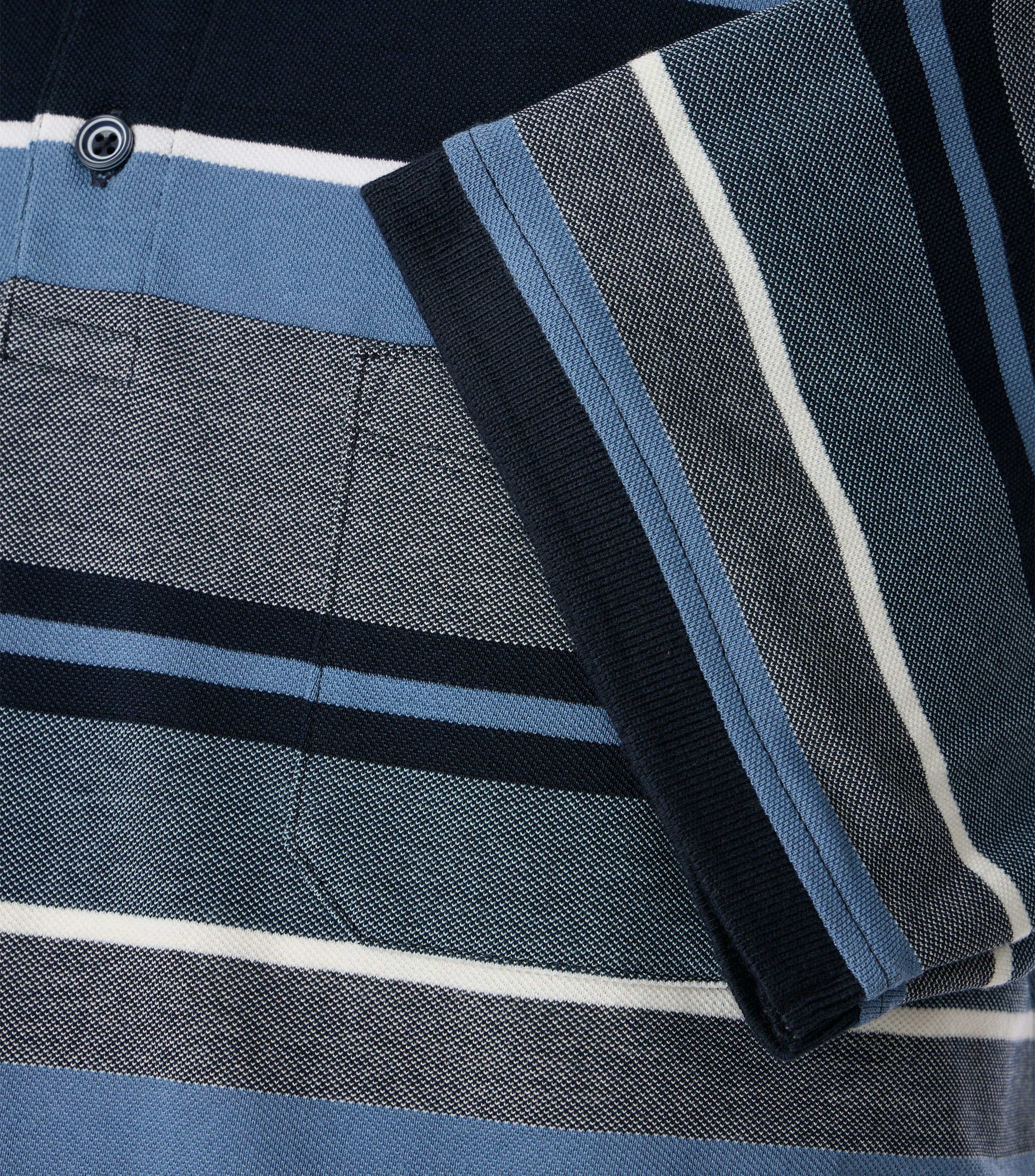 Ein Polo-Shirt im gestreift Muster in der Farbe Blau