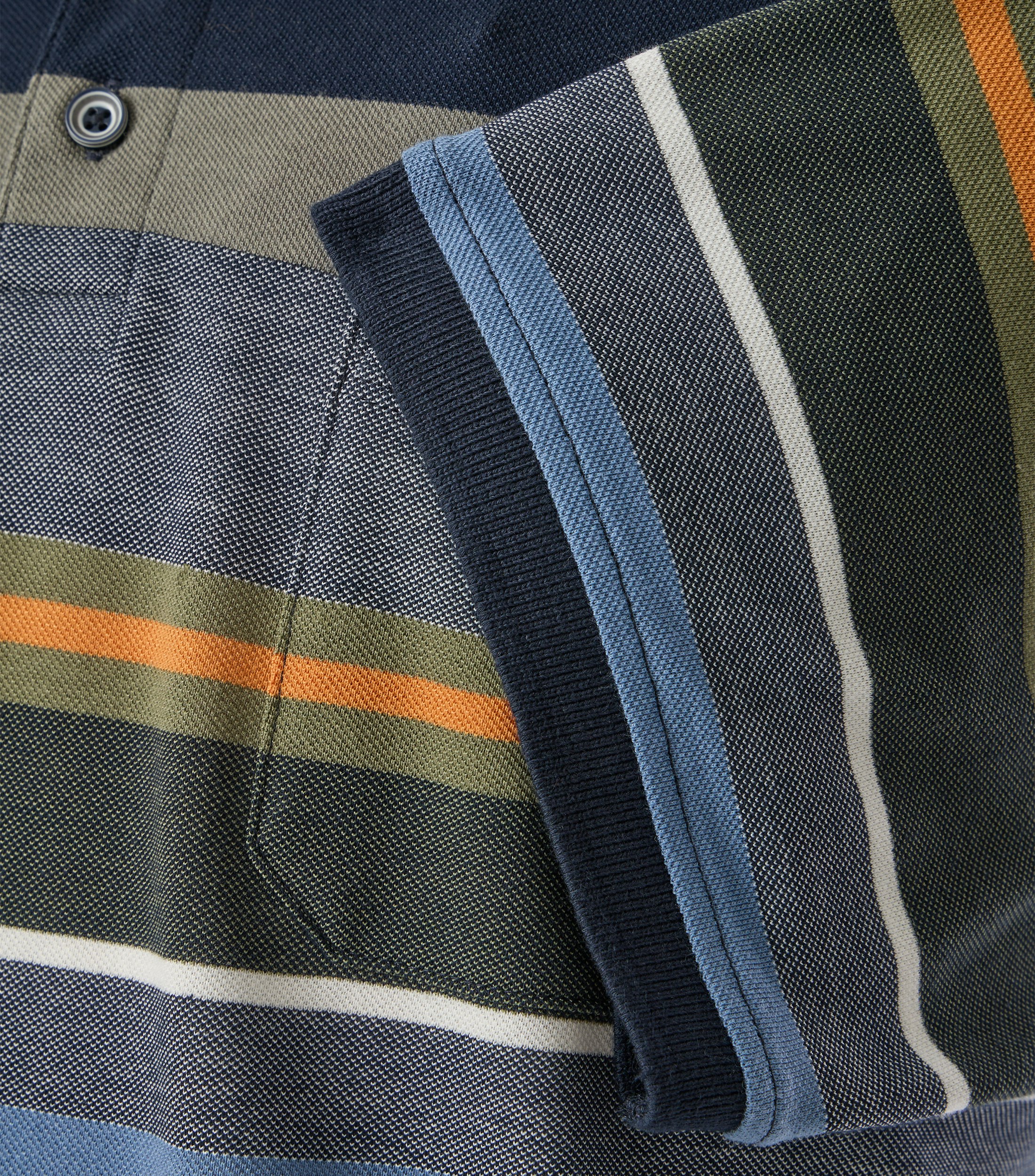 Ein Polo-Shirt im gestreift Muster in der Farbe Grün