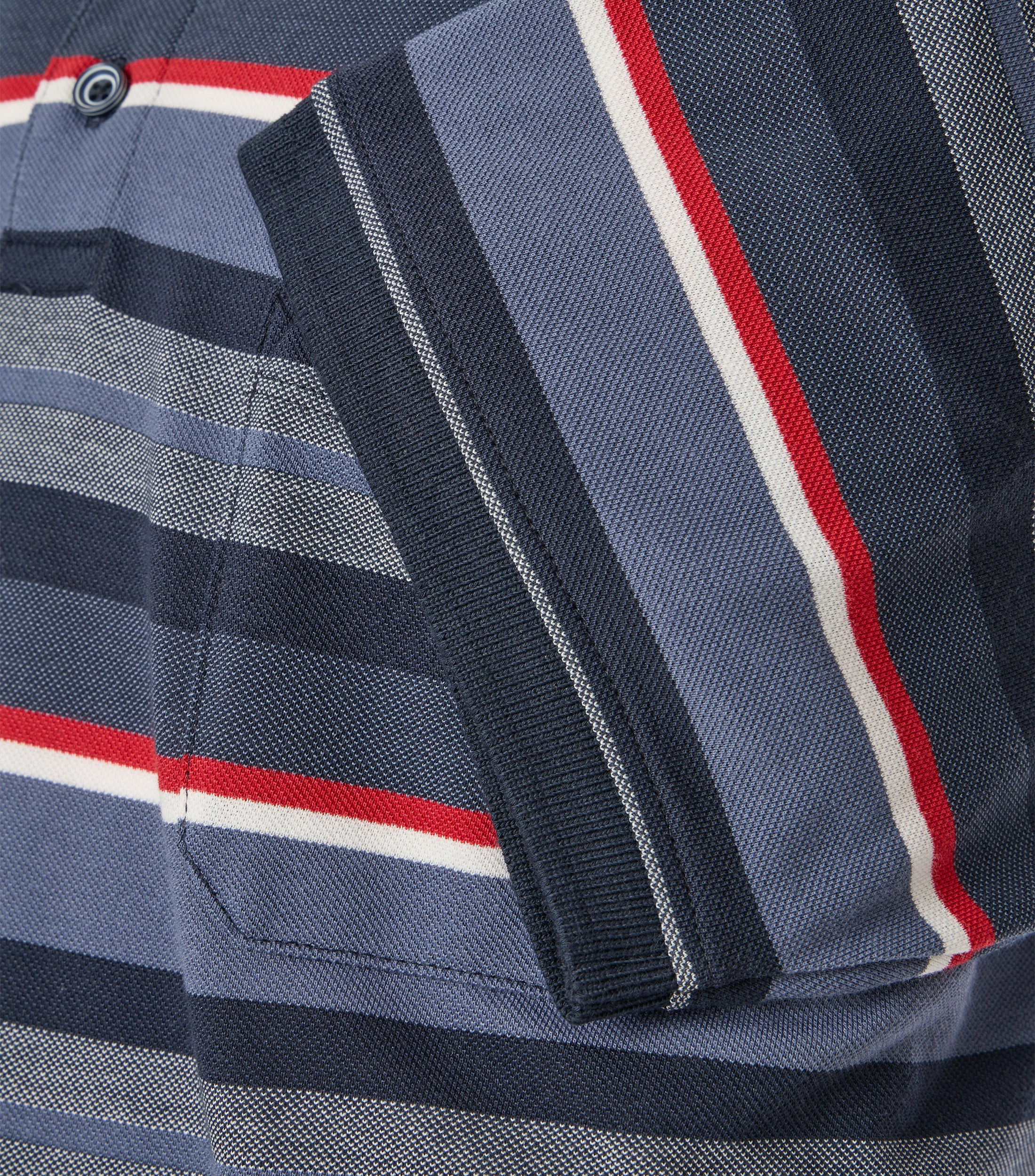 Ein Polo-Shirt im gestreift Muster in der Farbe Dunkelblau