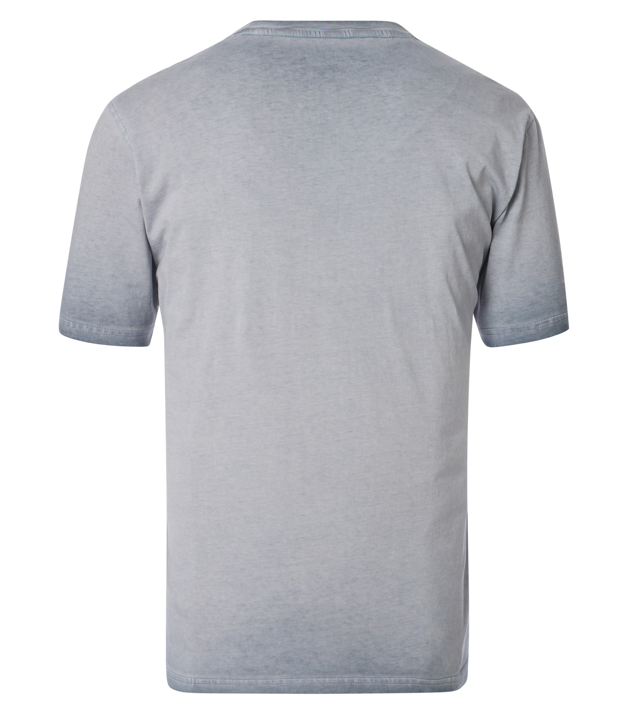 Das Model trägt ein TShirt im uni Muster in der Farbe Grau