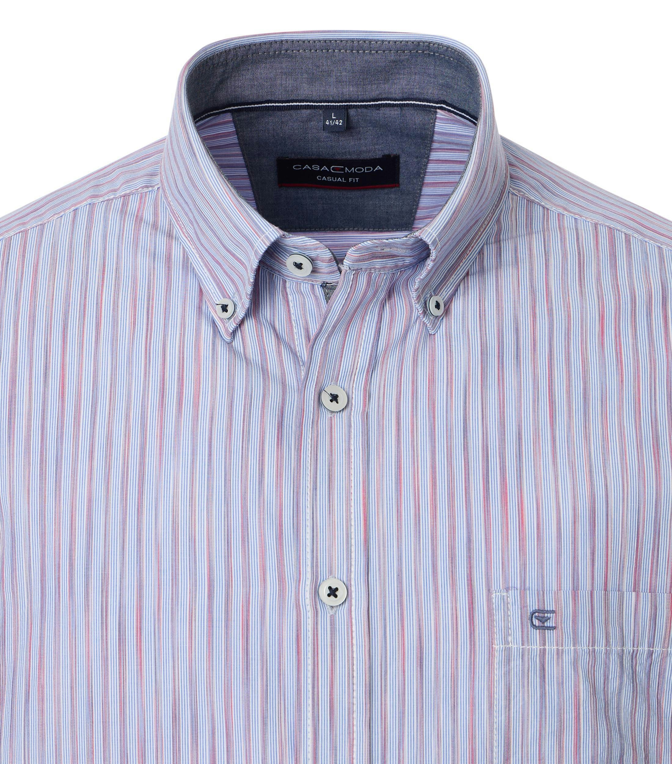 Ein Freizeithemd im gestreift Muster in der Farbe Hellblau