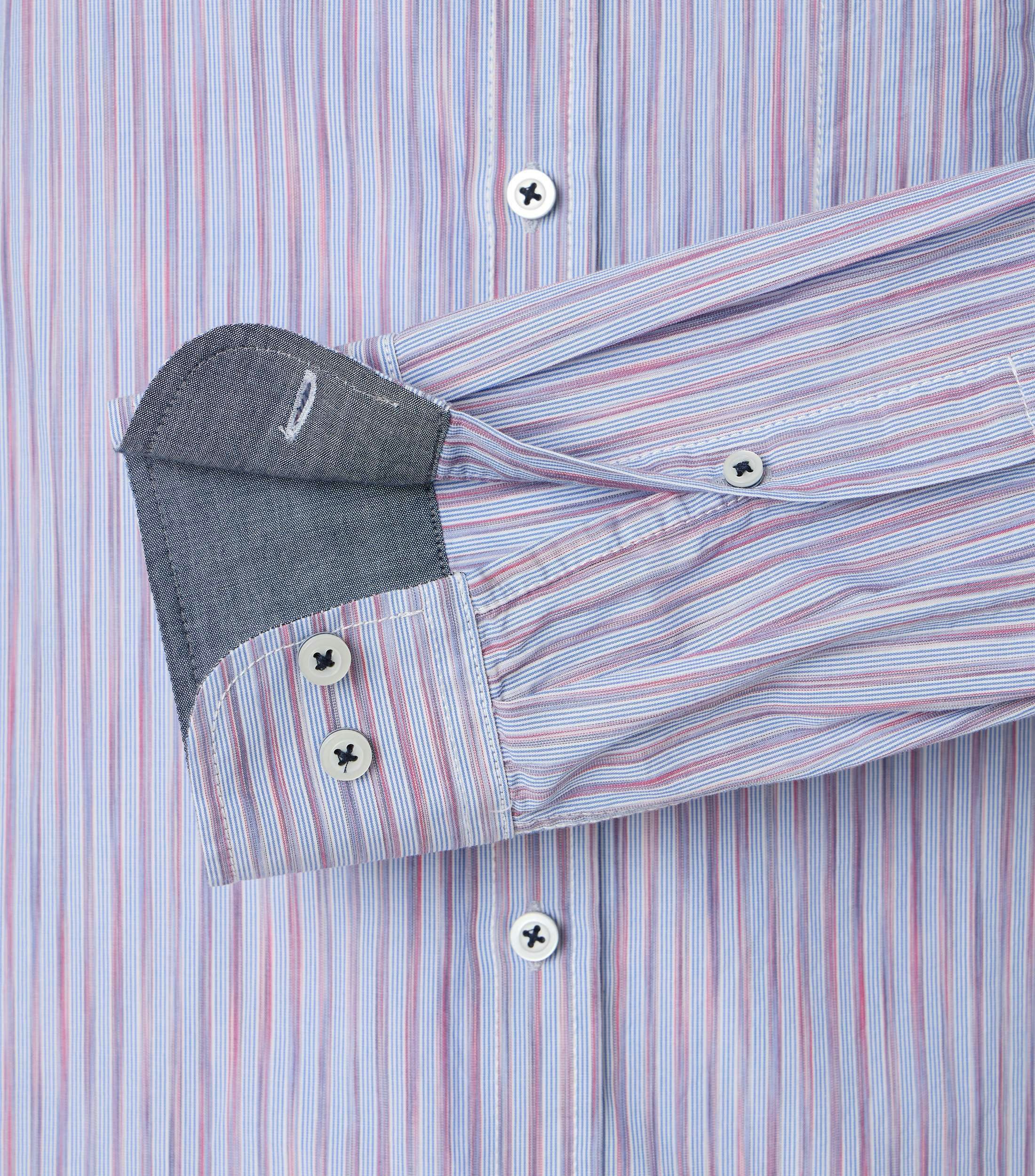 Ein Freizeithemd im gestreift Muster in der Farbe Hellblau