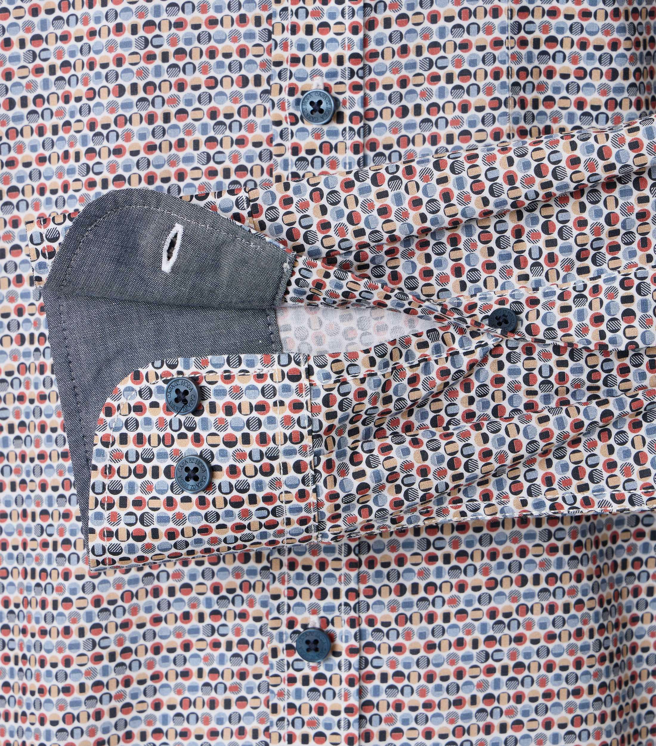 Ein Freizeithemd im Print Muster in der Farbe Rosarot