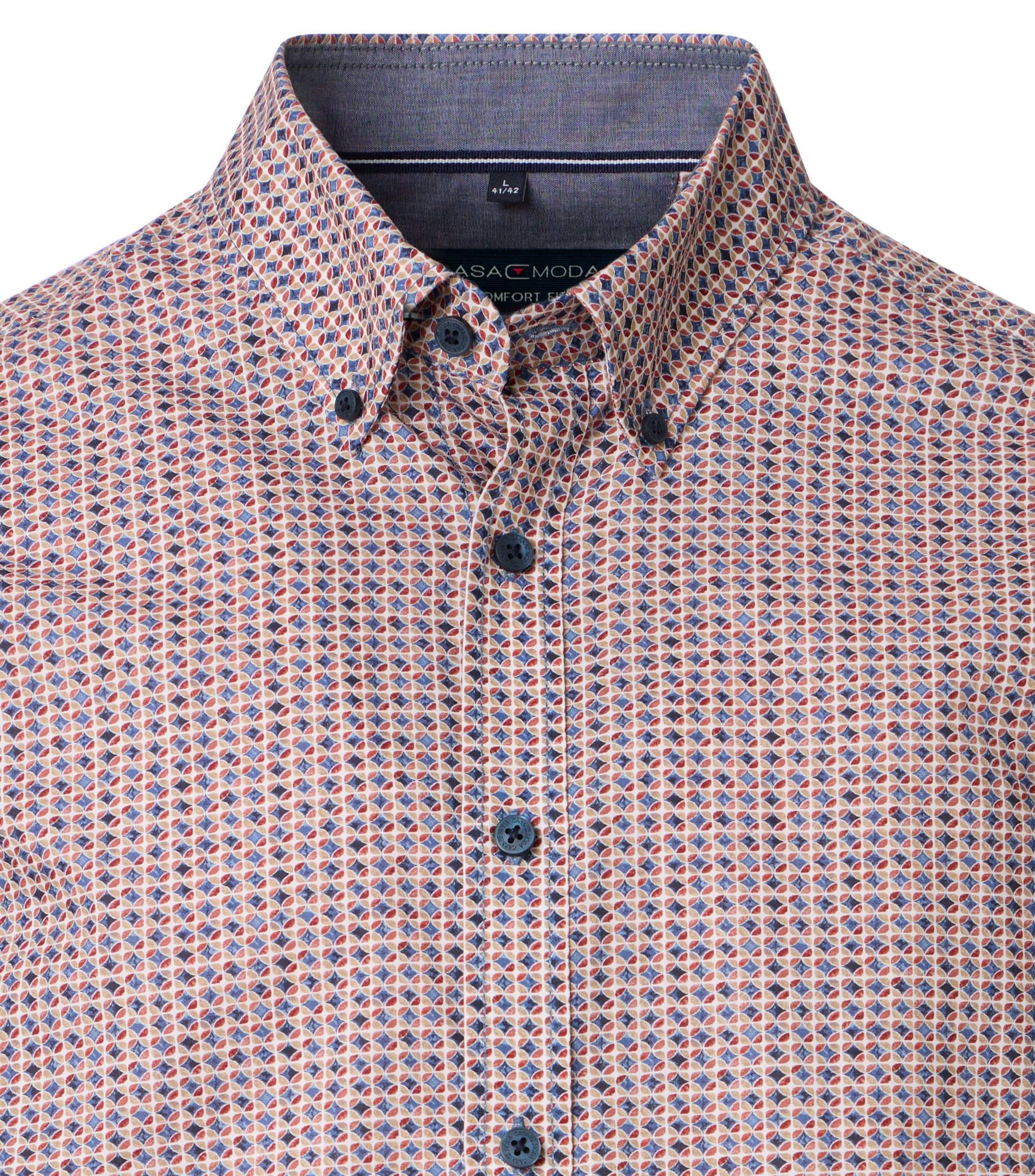 Ein Freizeithemd im Print Muster in der Farbe Rot