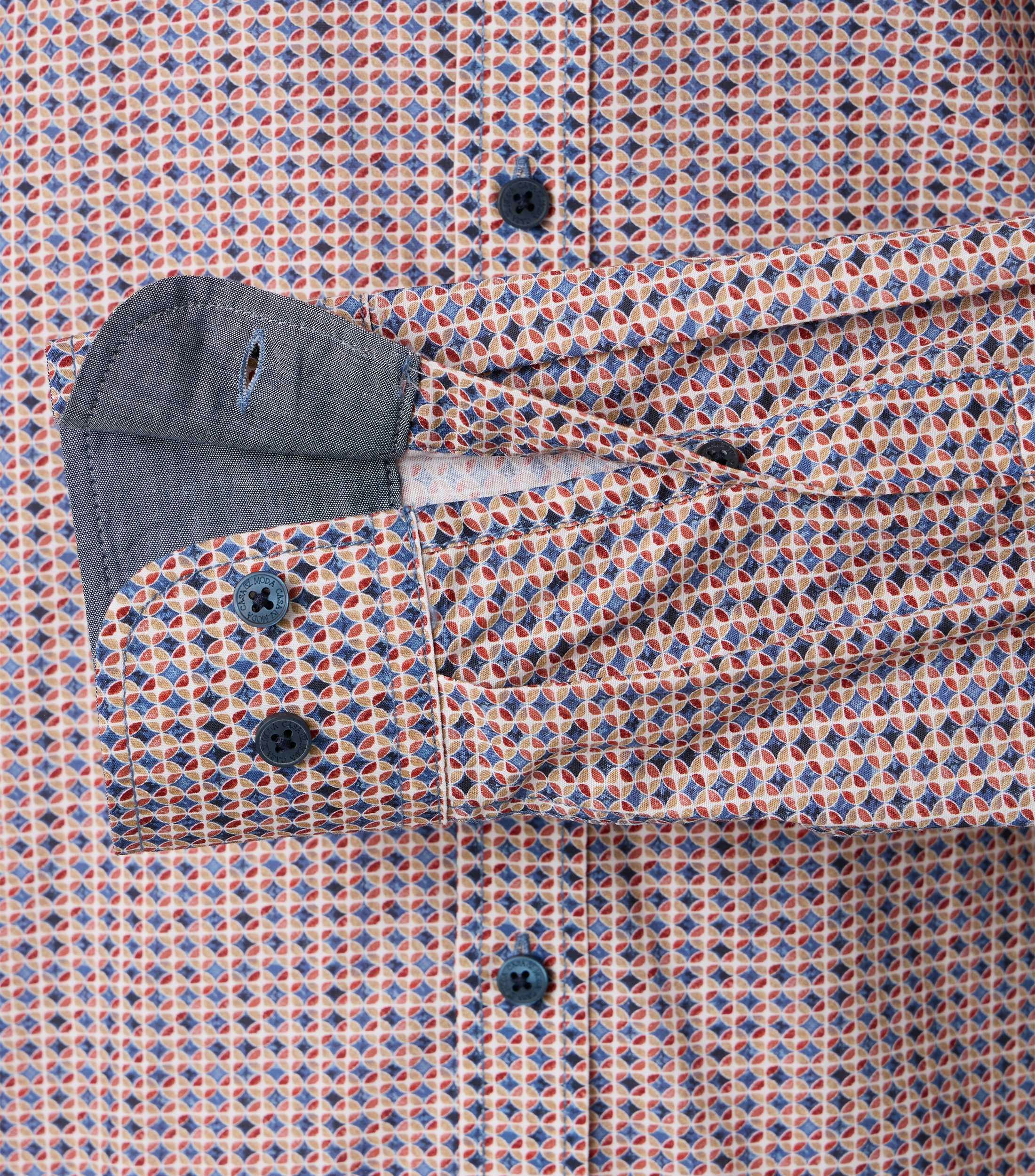 Ein Freizeithemd im Print Muster in der Farbe Rot