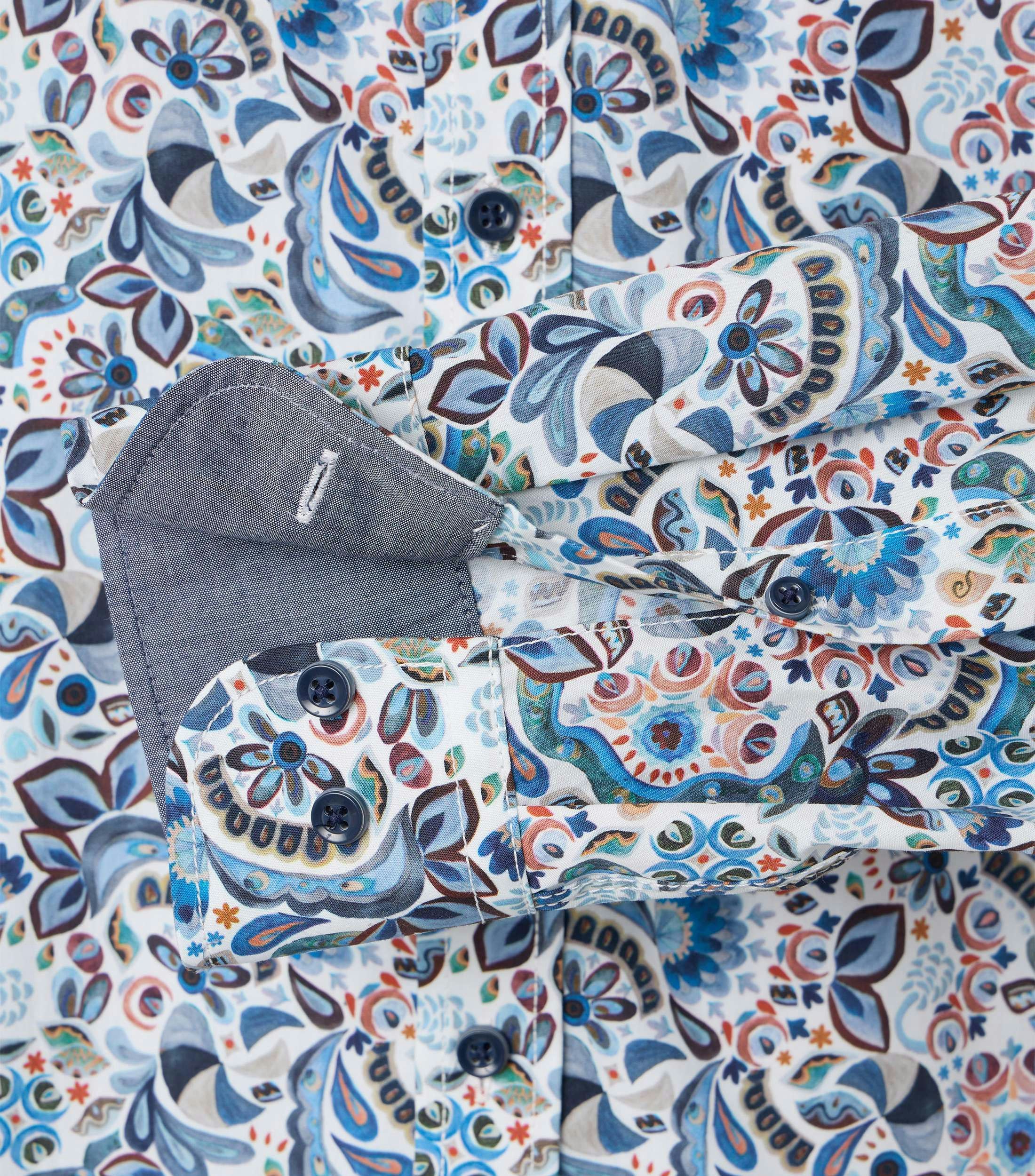 Das Model trägt ein Freizeithemd im Print Muster in der Farbe Blau