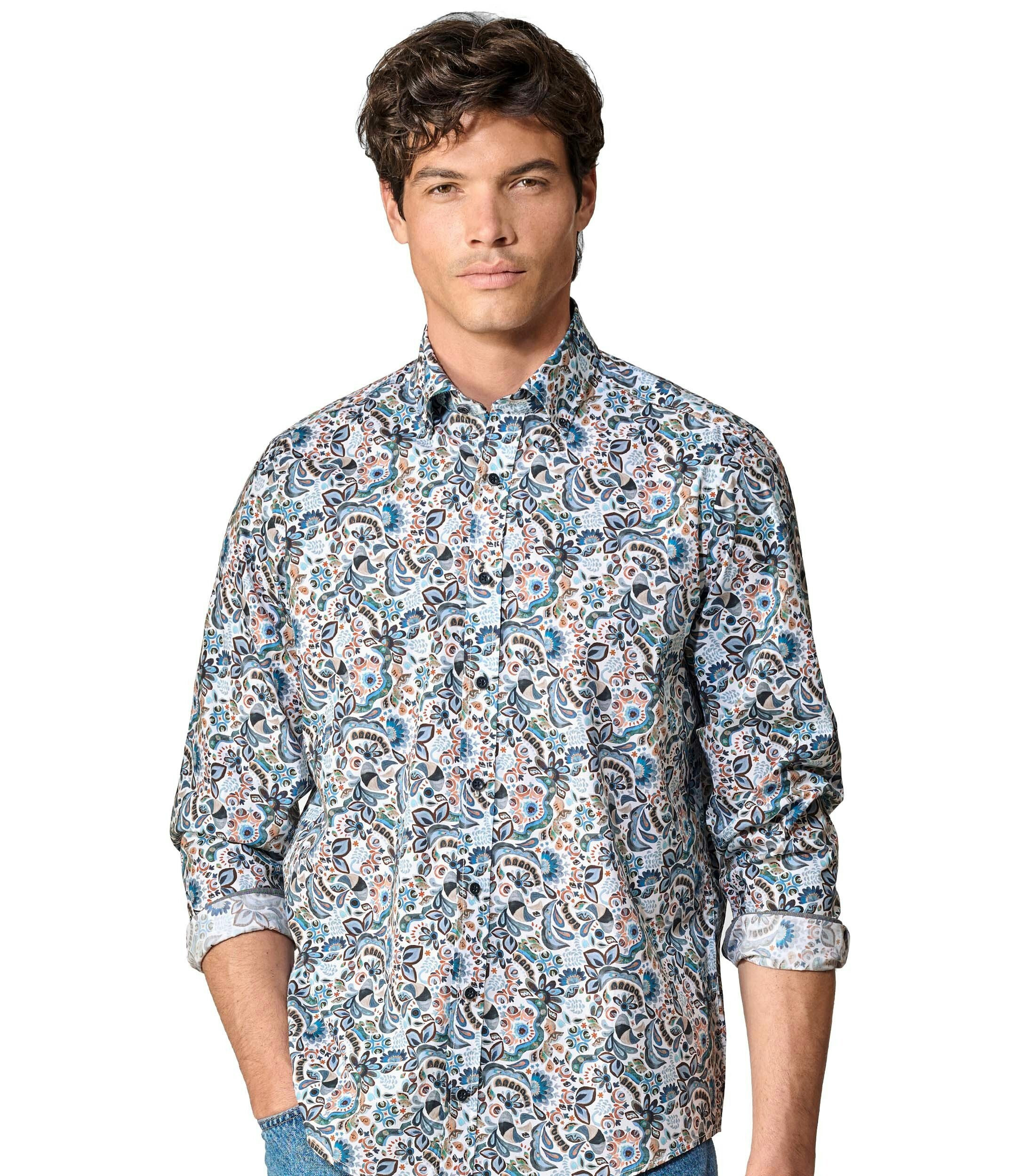 Das Model trägt ein Freizeithemd im Print Muster in der Farbe Blau