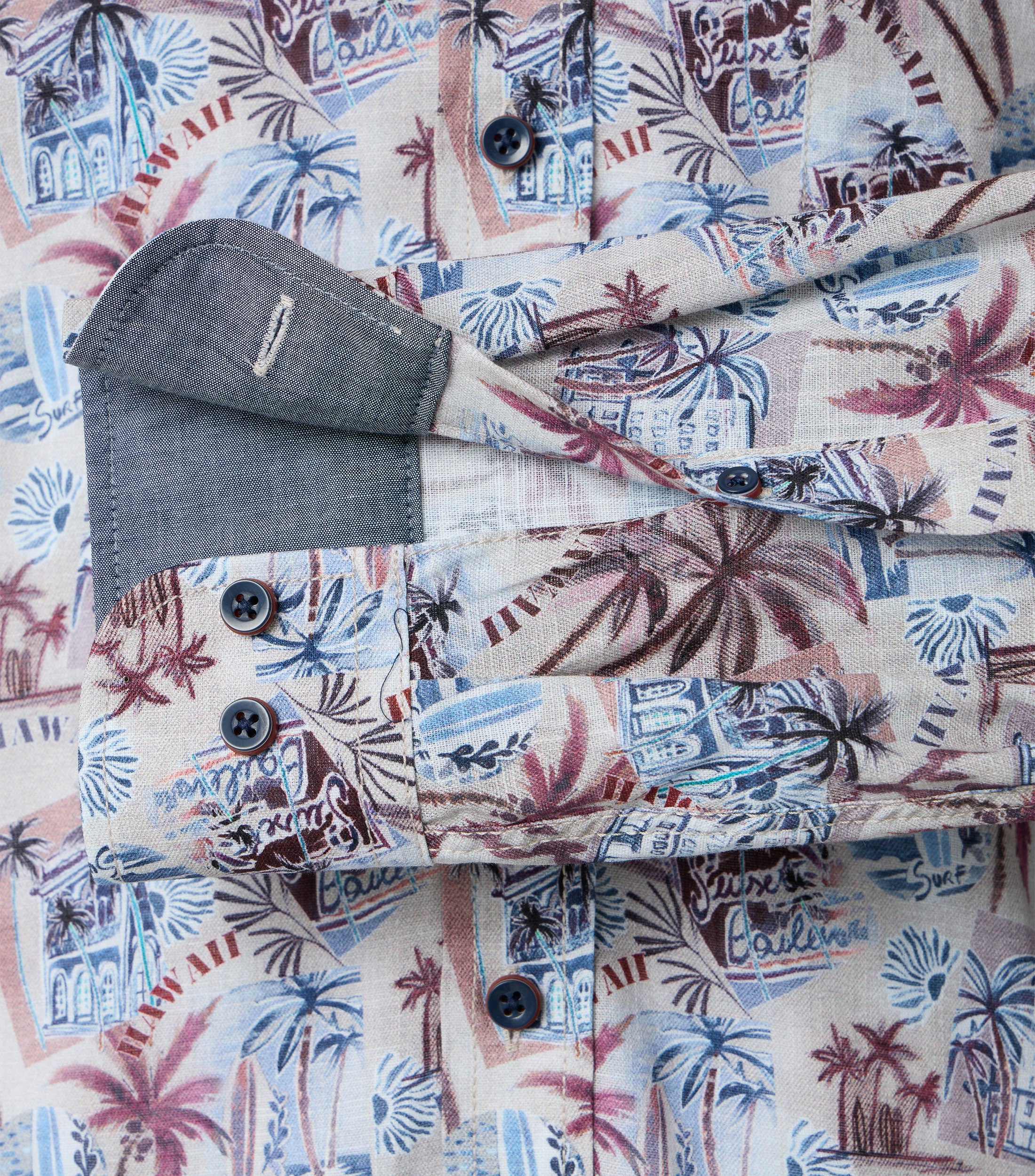 Ein Freizeithemd im Print Muster in der Farbe Hellblau