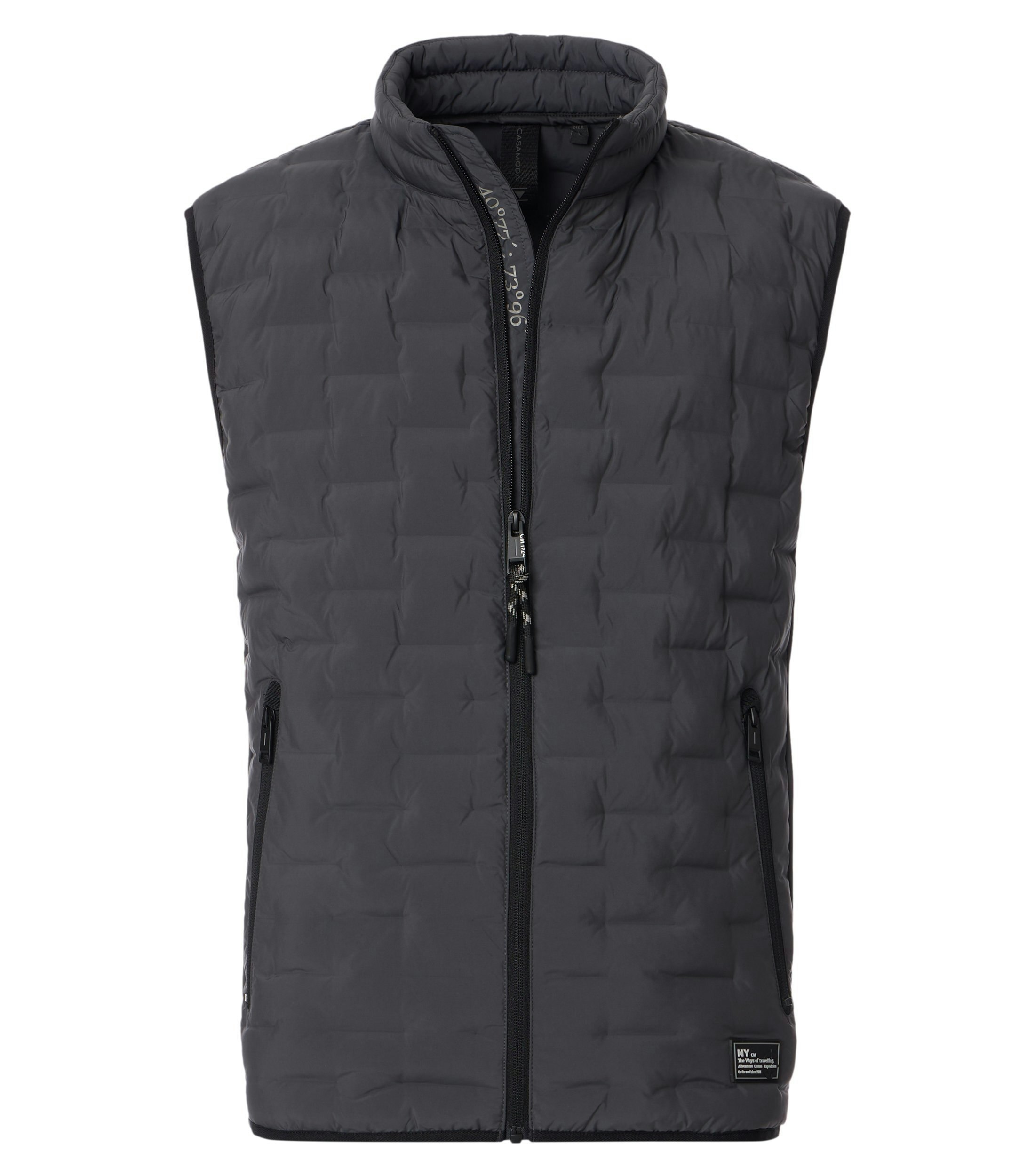 Das Model trägt eine Weste im uni Muster in der Farbe Grau