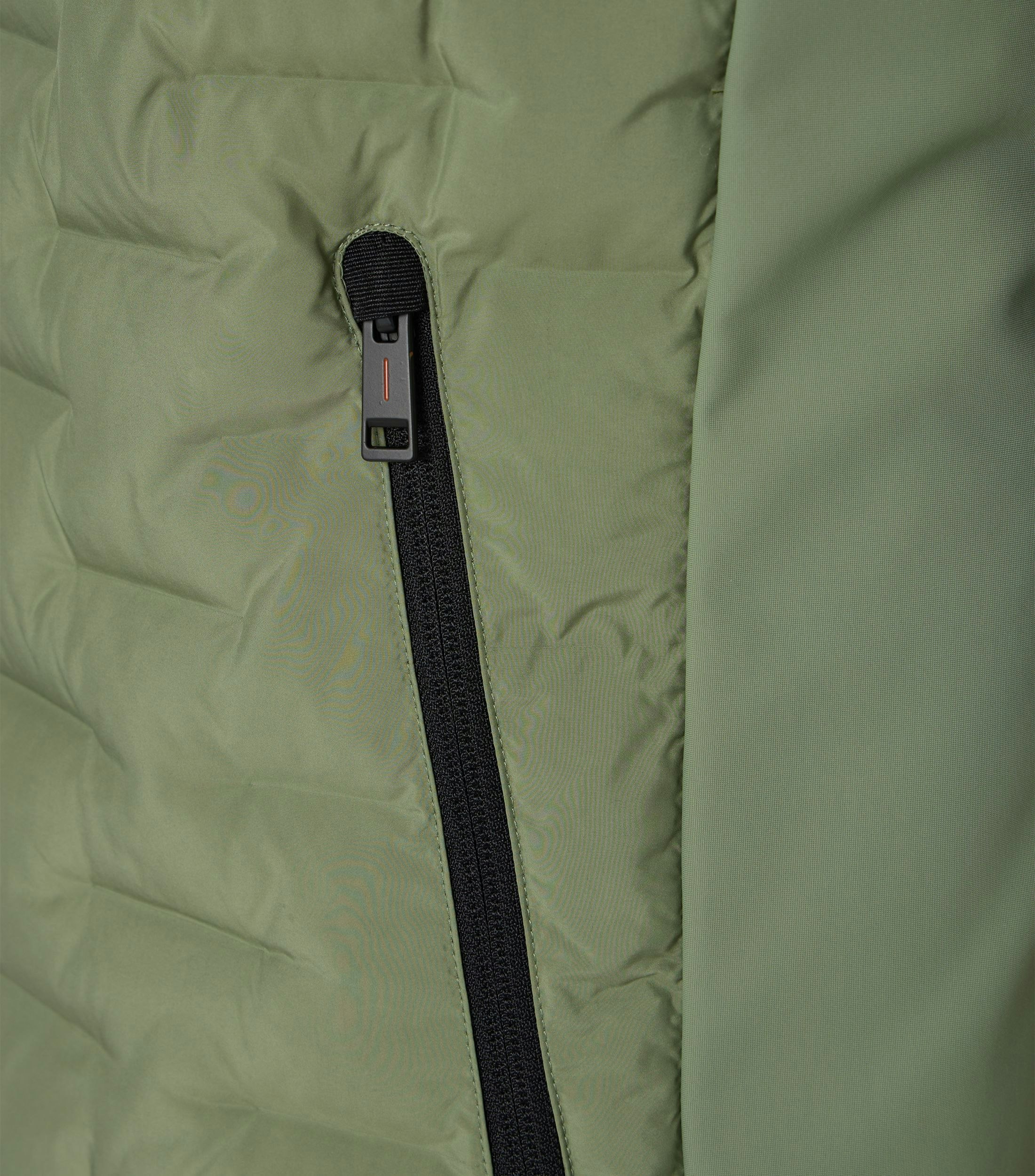 Das Model trägt eine Weste im uni Muster in der Farbe Hellgrün