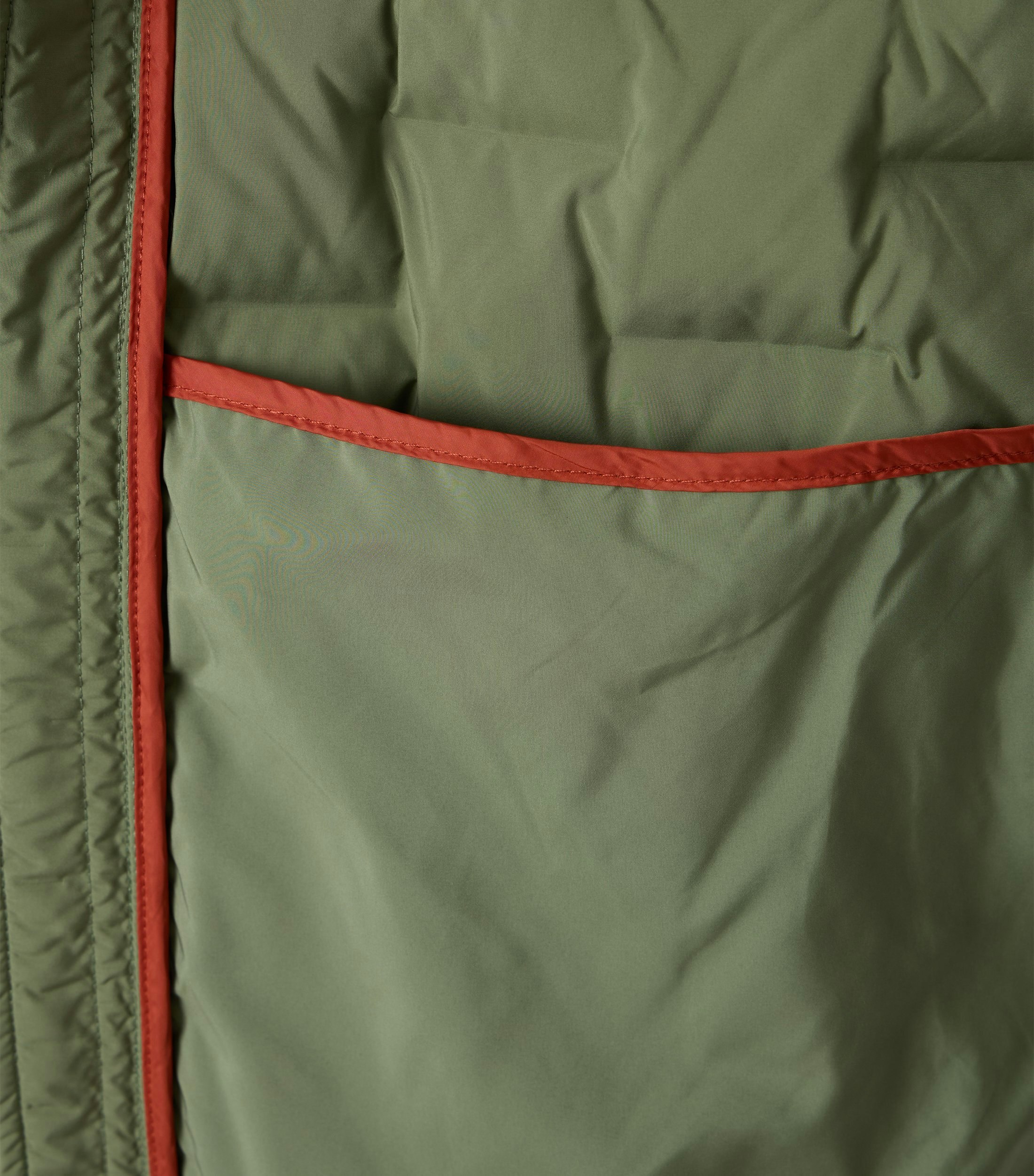 Das Model trägt eine Weste im uni Muster in der Farbe Hellgrün