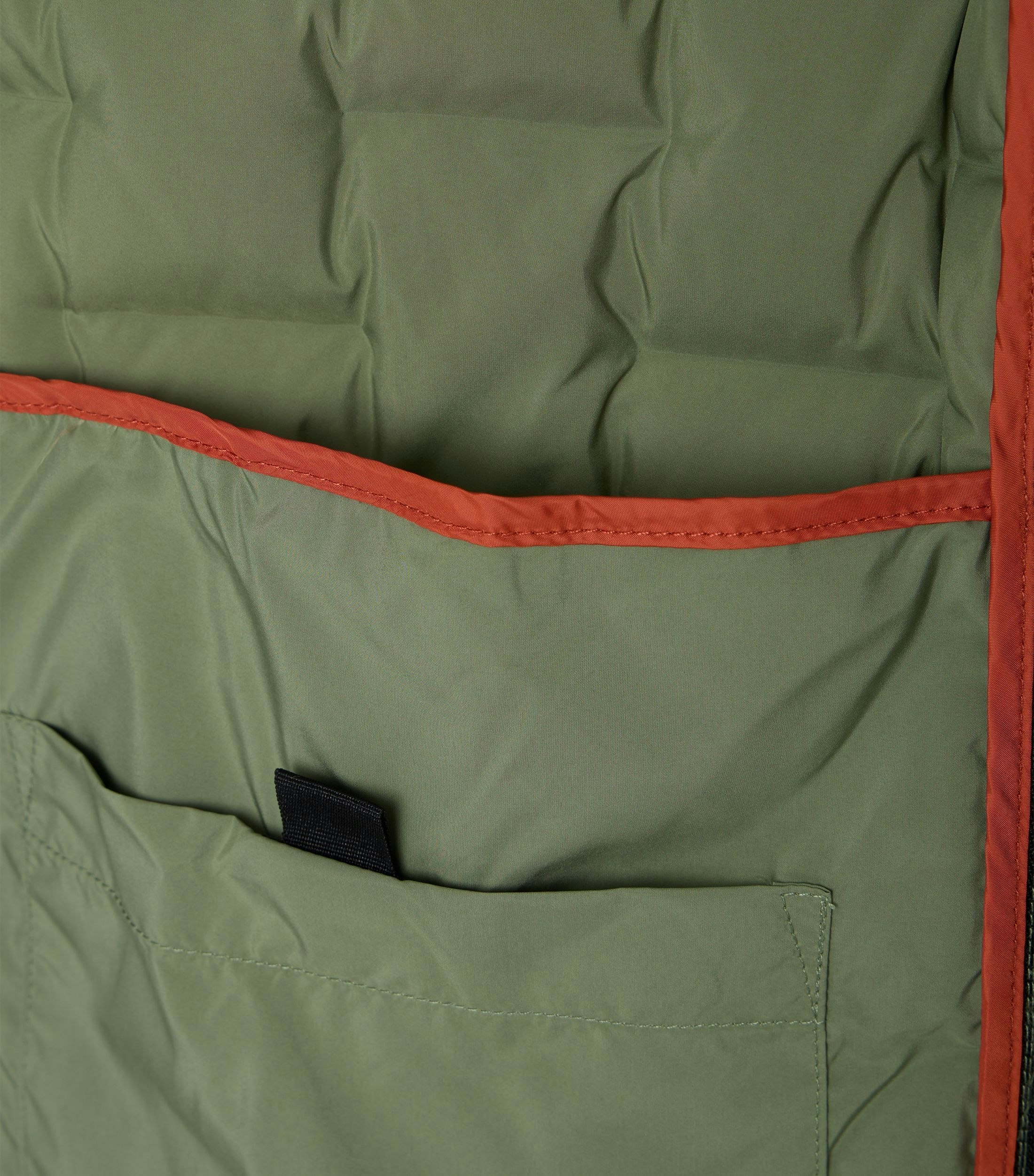 Das Model trägt eine Weste im uni Muster in der Farbe Hellgrün