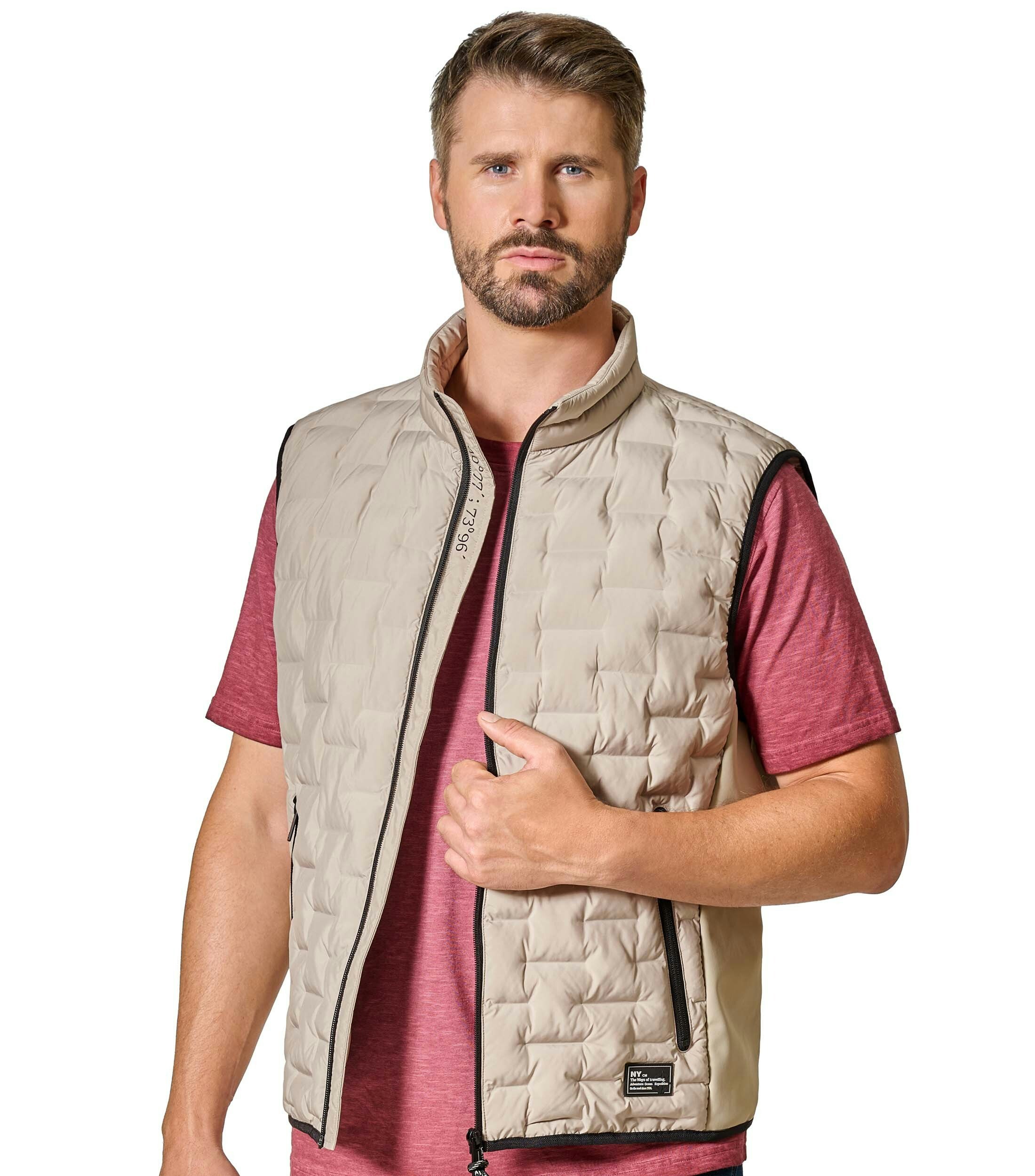 Das Model trägt eine Weste im uni Muster in der Farbe Weißbeige