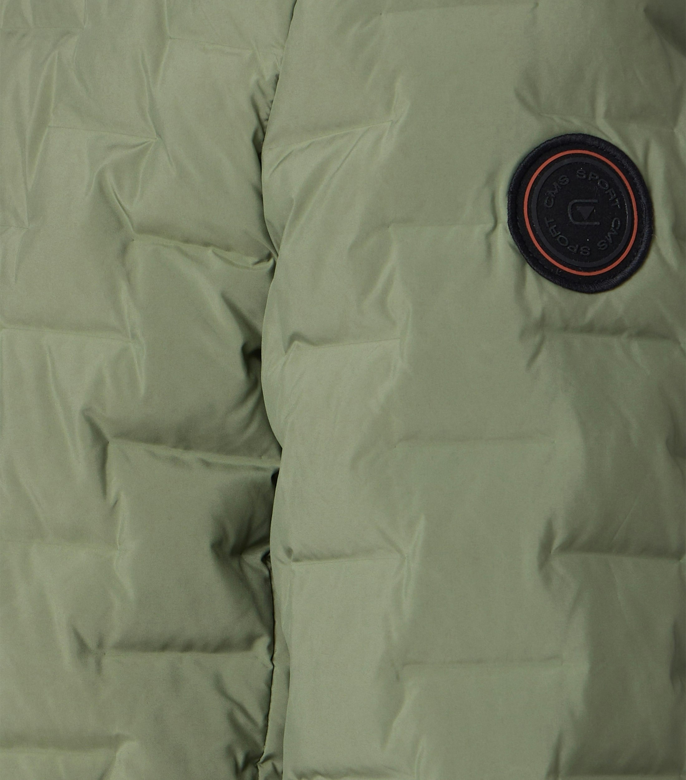 Das Model trägt eine Jacke im uni Muster in der Farbe Hellgrün