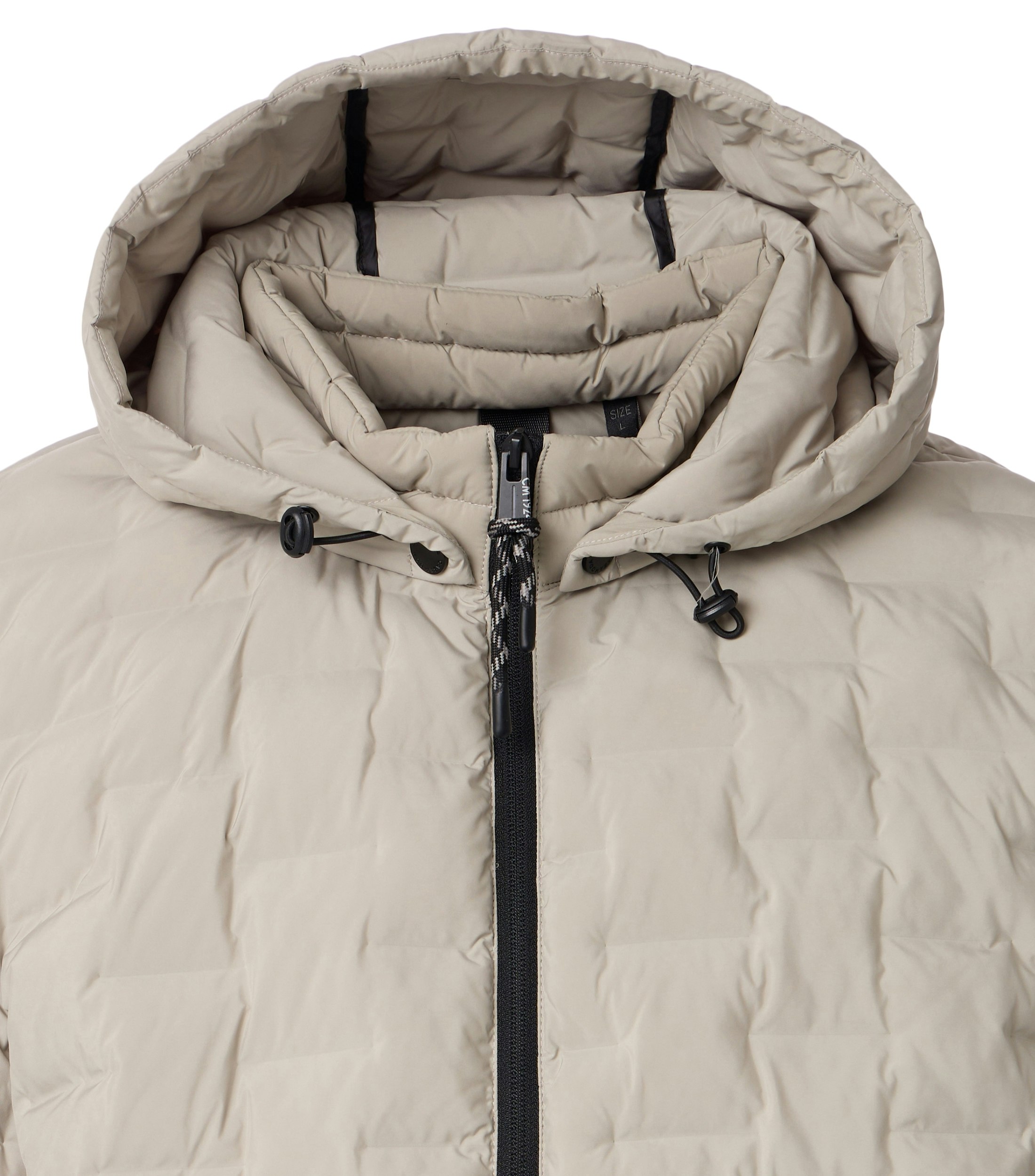 Das Model trägt eine Jacke im uni Muster in der Farbe Weißbeige