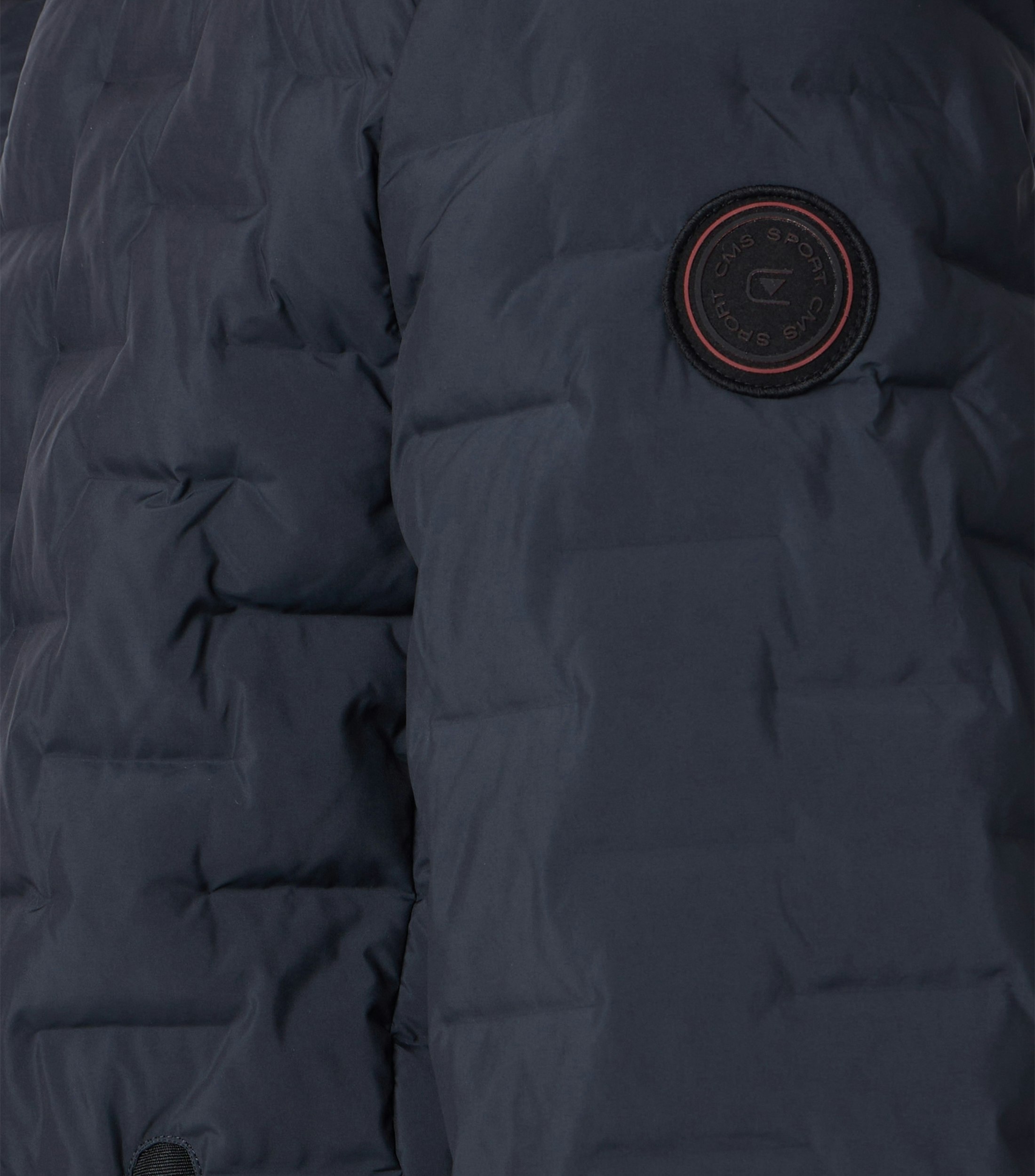 Das Model trägt eine Jacke im uni Muster in der Farbe Dunkelblau