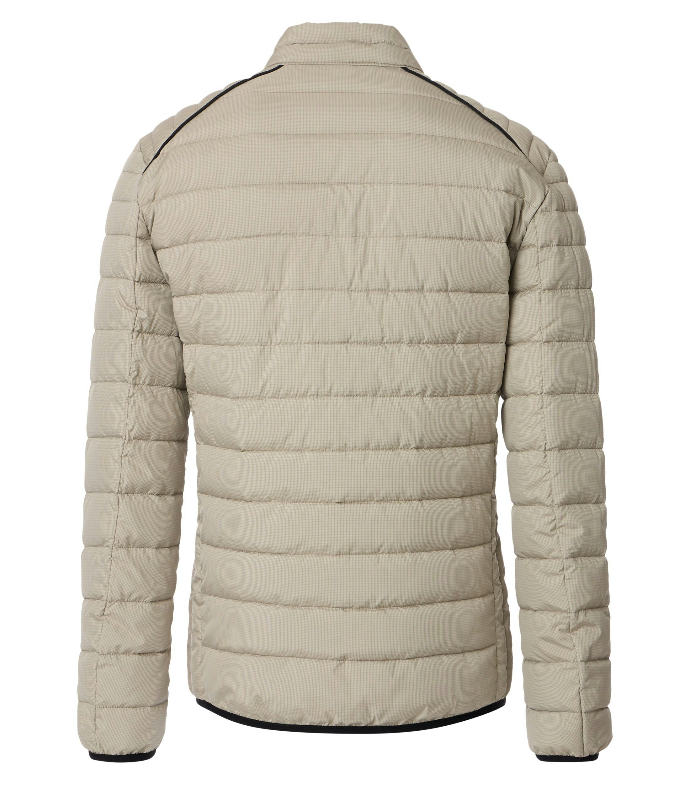 Das Model trägt eine Jacke im uni Muster in der Farbe Weißbeige