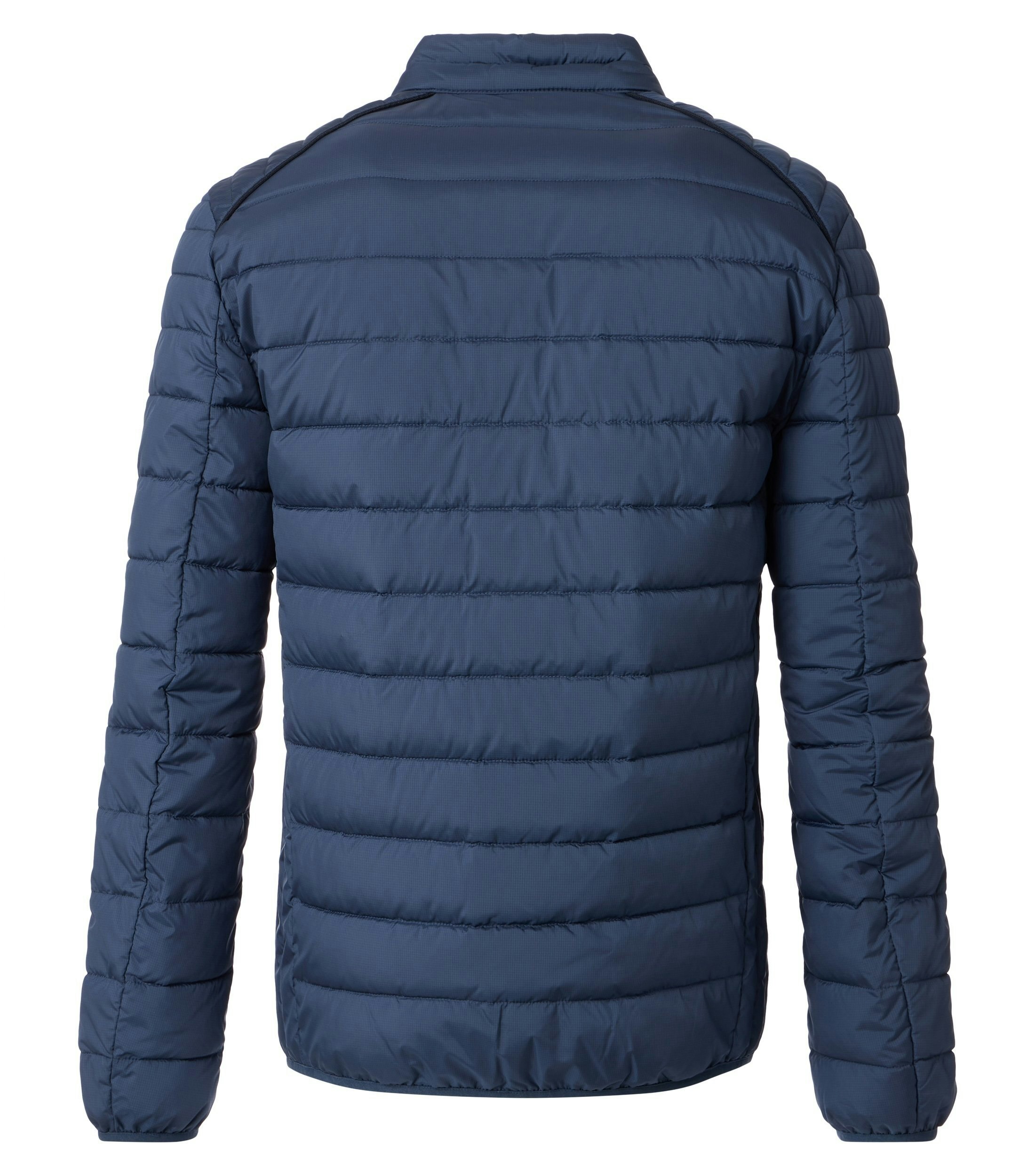 Das Model trägt eine Jacke im uni Muster in der Farbe Blau