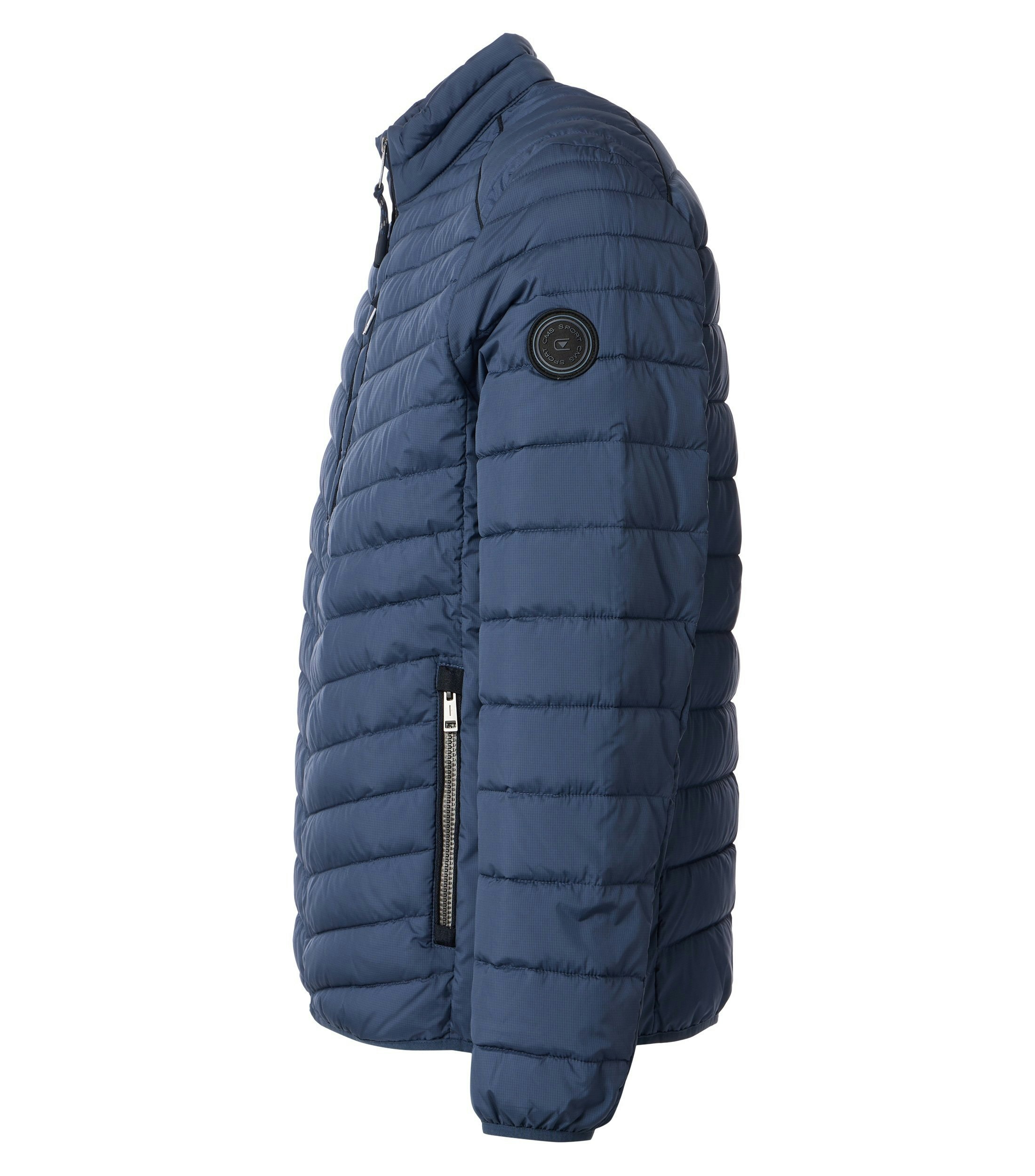 Das Model trägt eine Jacke im uni Muster in der Farbe Blau