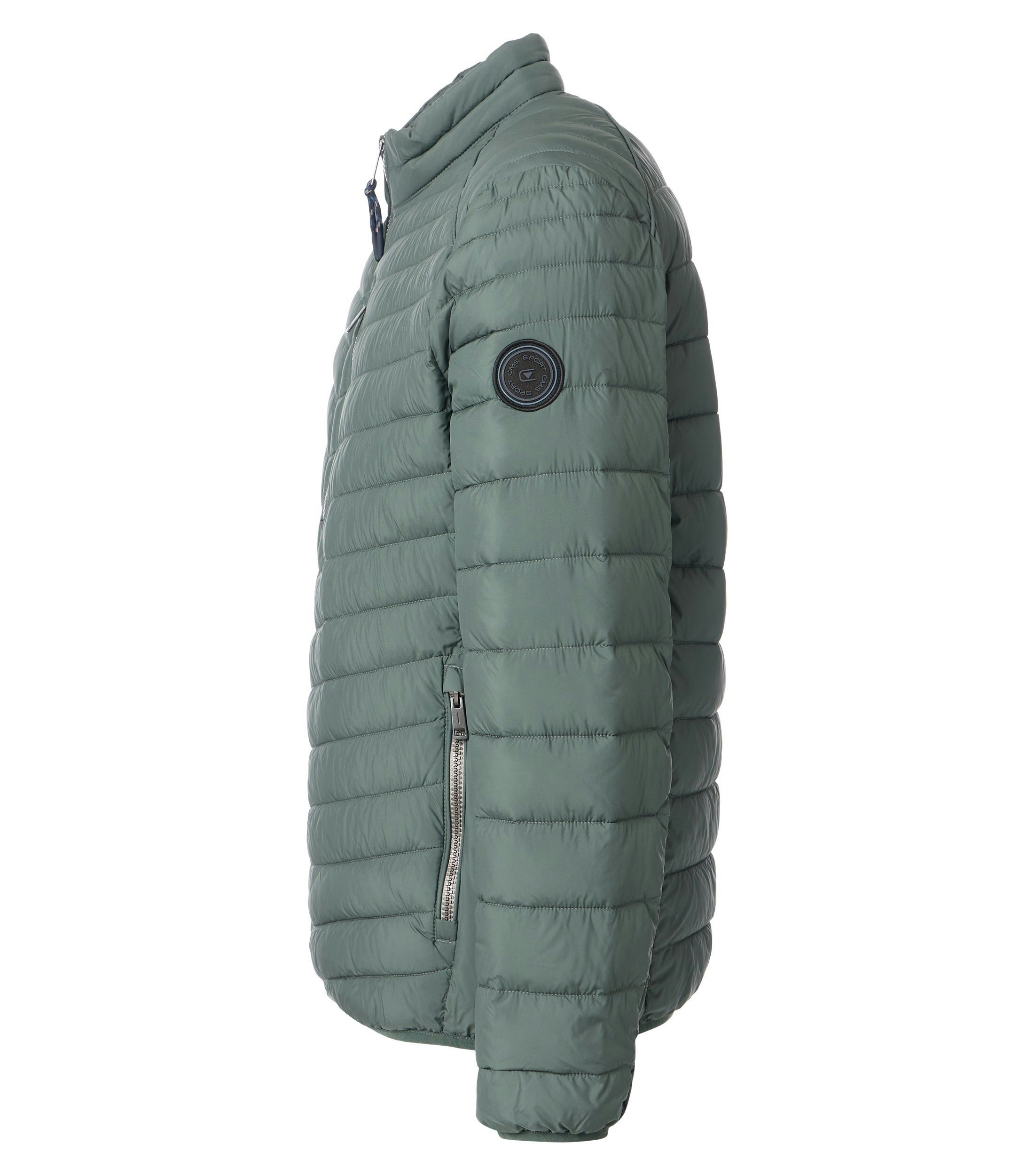 Das Model trägt eine Jacke im uni Muster in der Farbe Grün