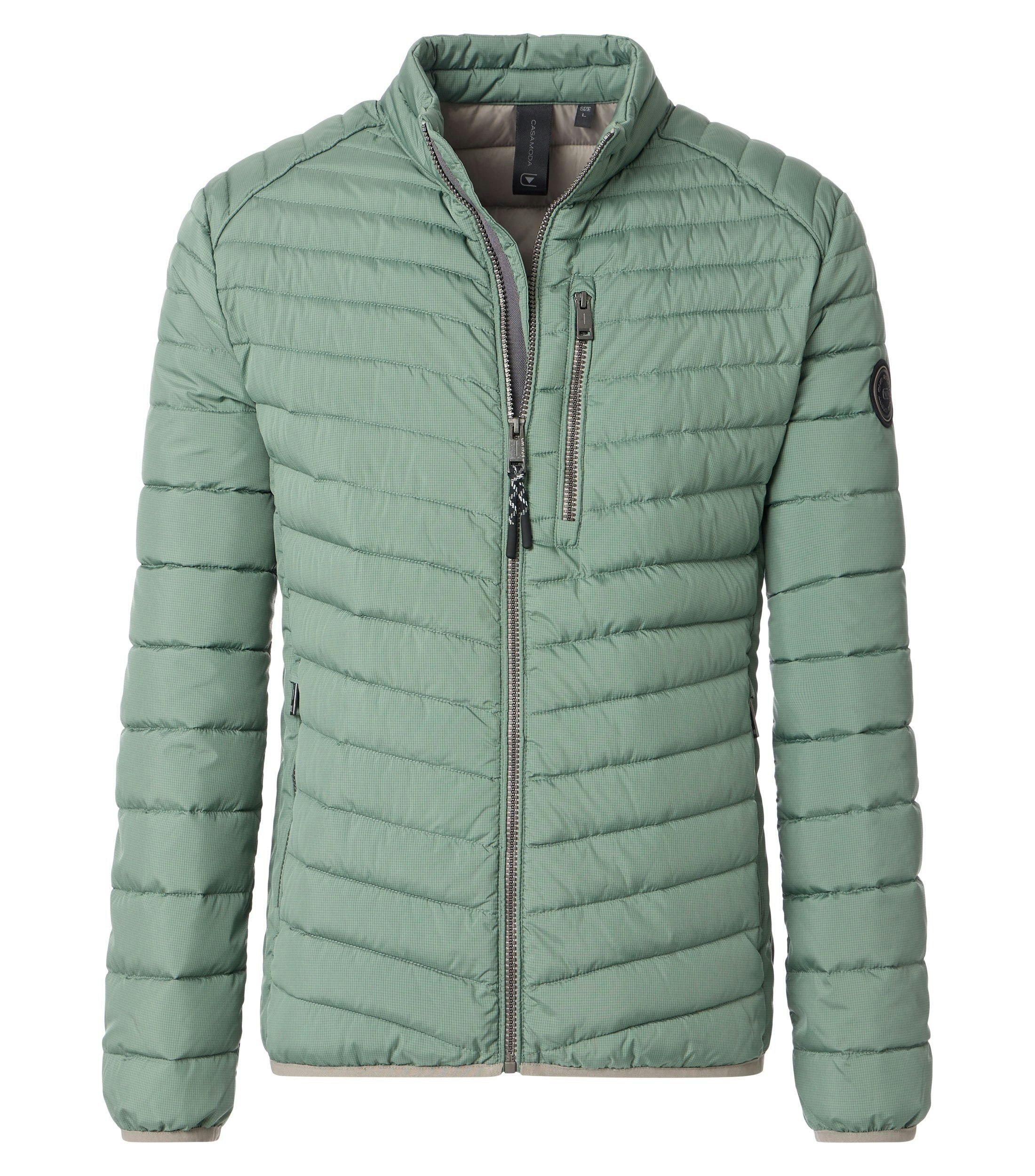 Das Model trägt eine Jacke im uni Muster in der Farbe Mint
